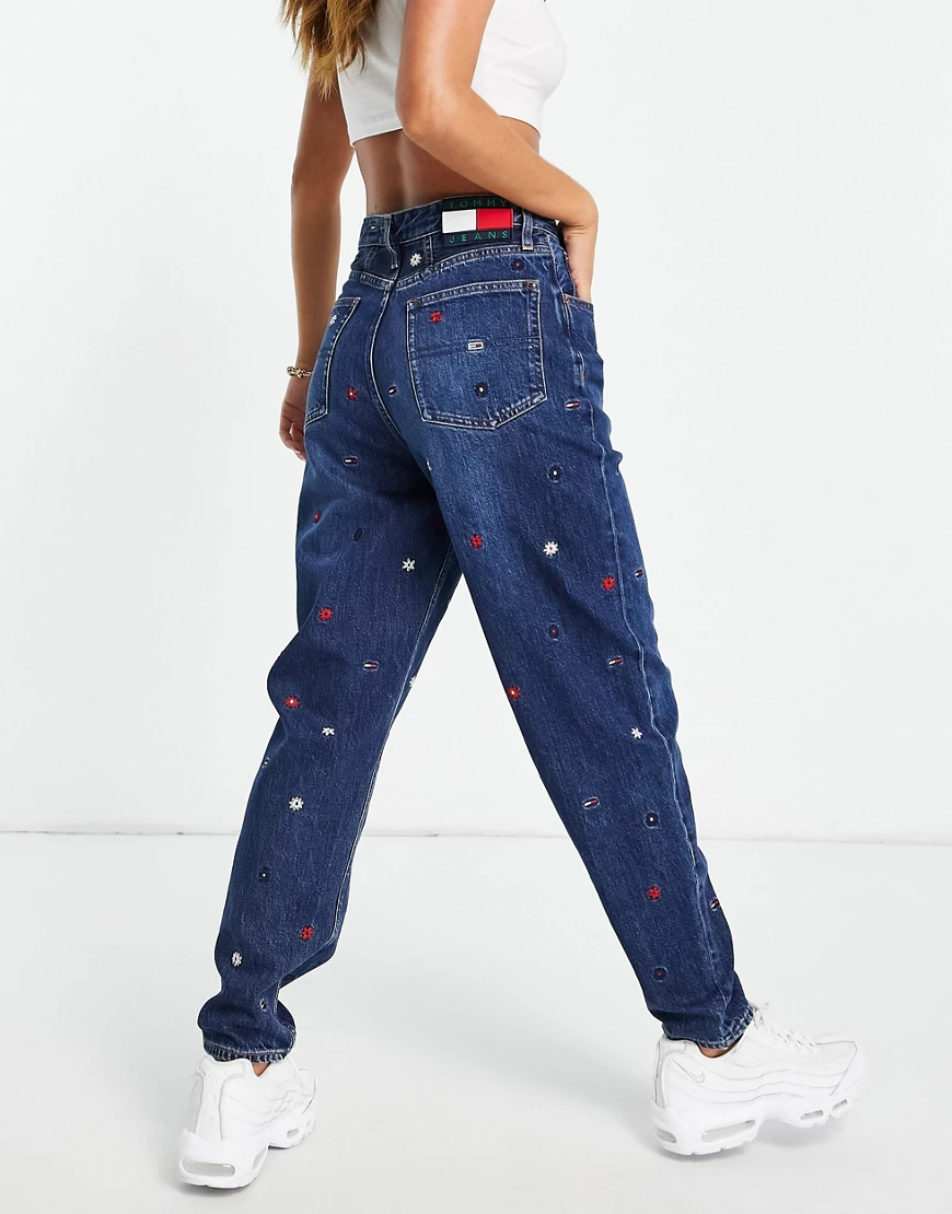 Tommy Jeans – Mom-Jeans in Indigoblau mit All-over-Logo-Marineblau günstig online kaufen