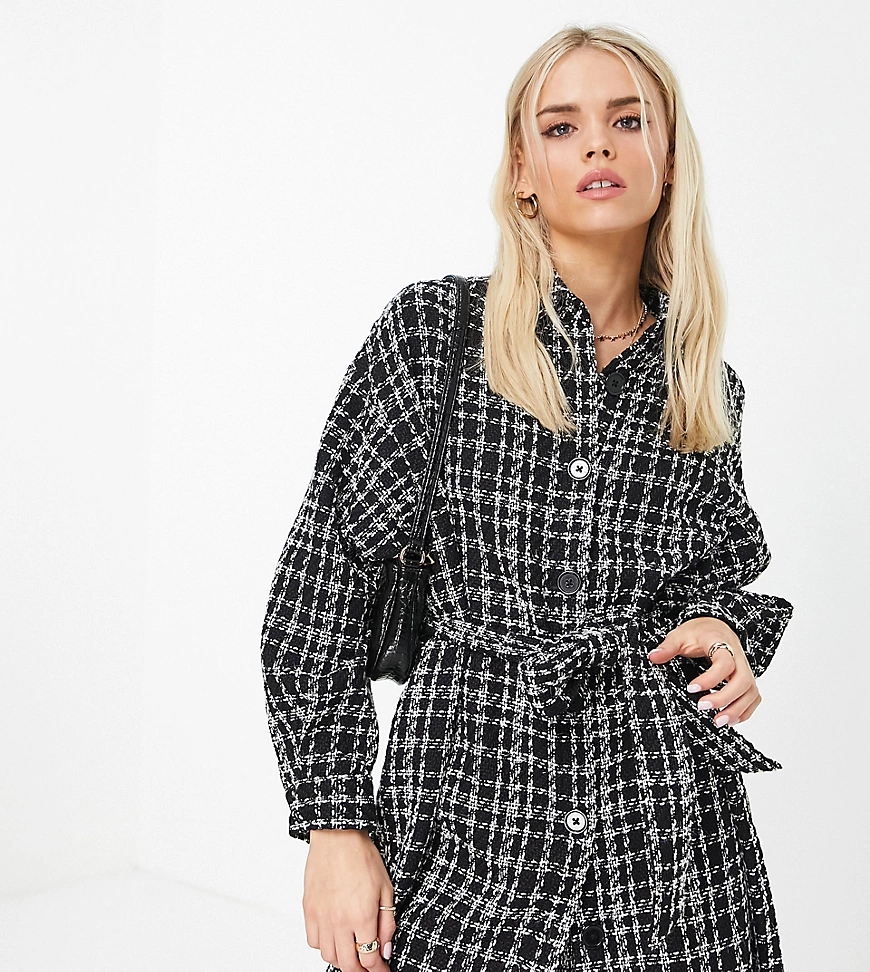 ASOS DESIGN Petite – Kurzes Hemdkleid mit Gürtel aus monochromem Bouclé-Meh günstig online kaufen