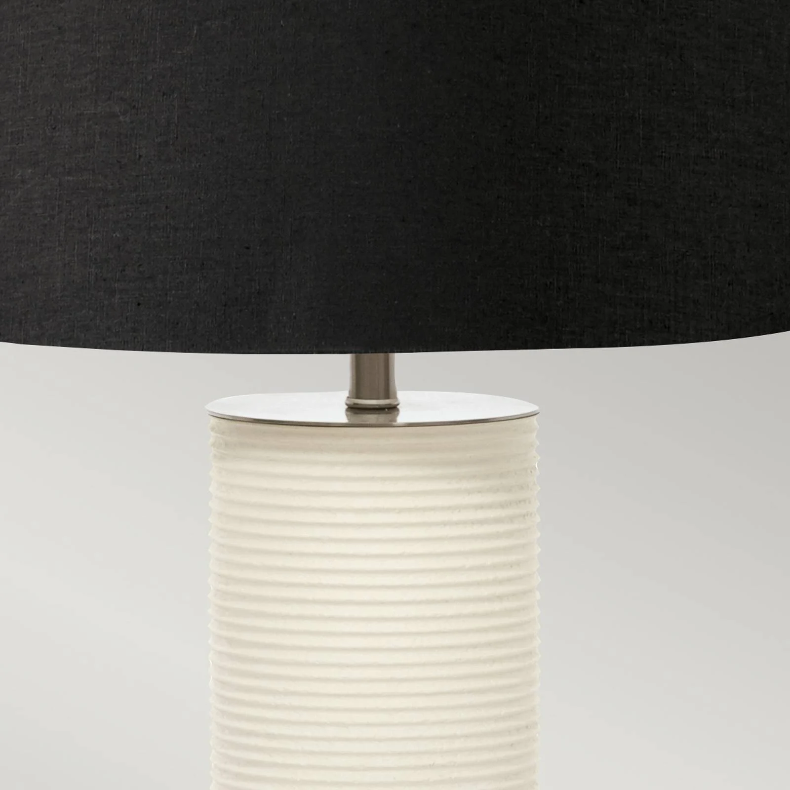 Textil-Tischlampe Ripple Fuß weiß/Schirm schwarz günstig online kaufen