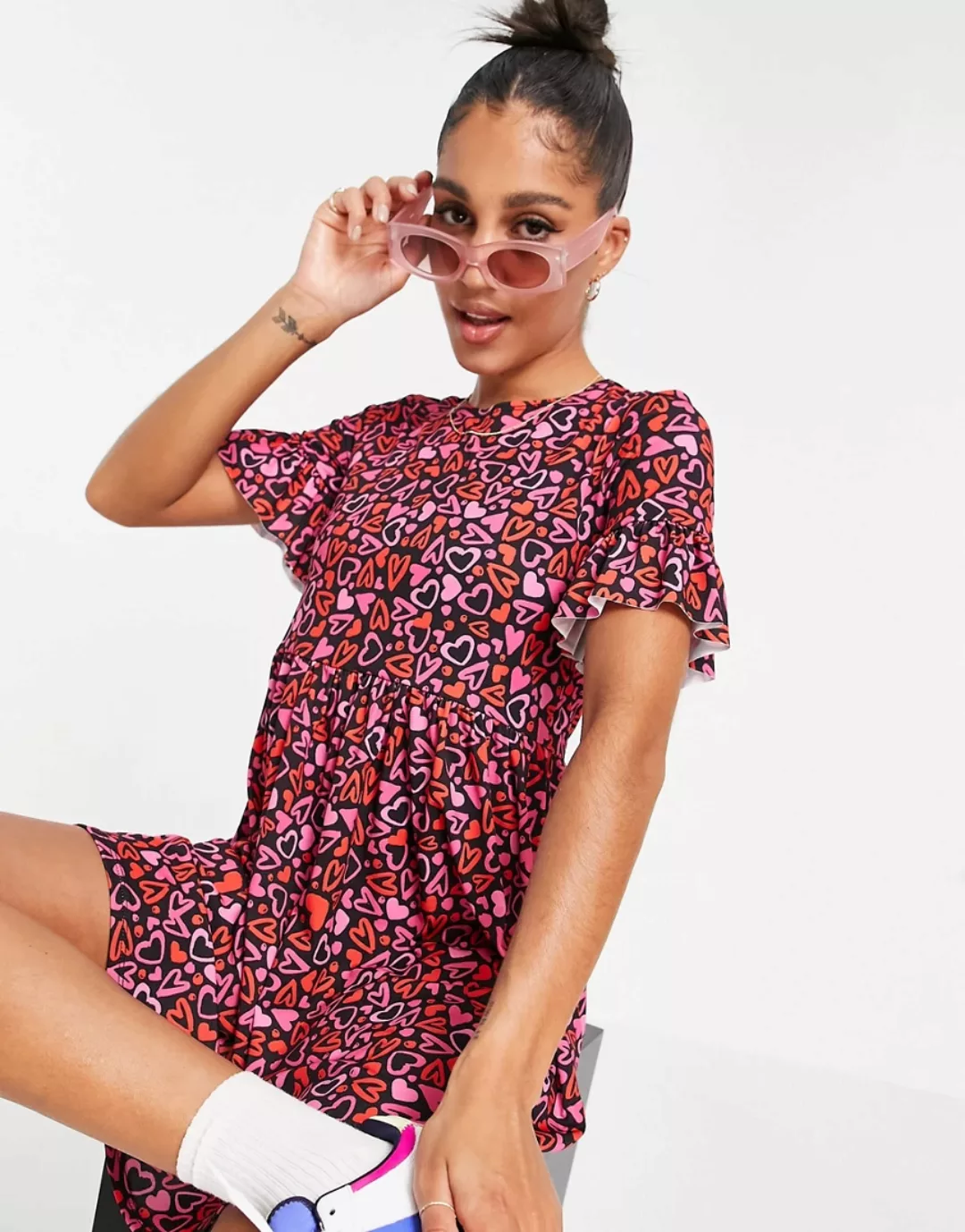Flounce London – Hängerkleid mit gerüschten Ärmeln und Herz-Print-Mehrfarbi günstig online kaufen