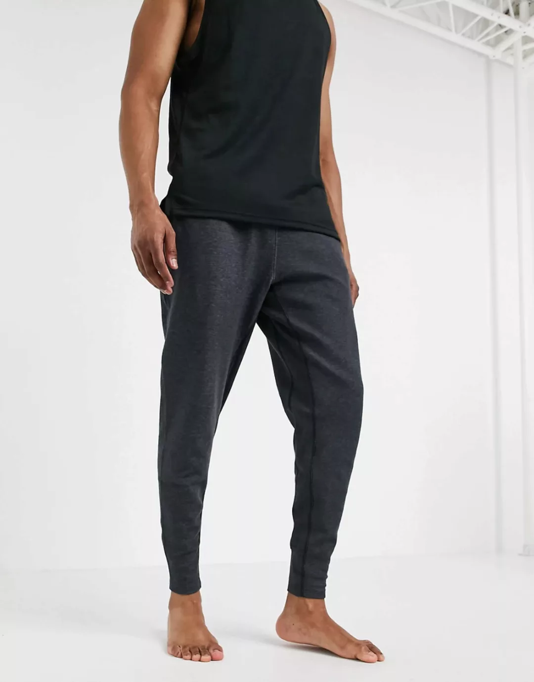 Nike – Yoga Dri-FIT – Jogginghose in dunklem Kalkgrau günstig online kaufen