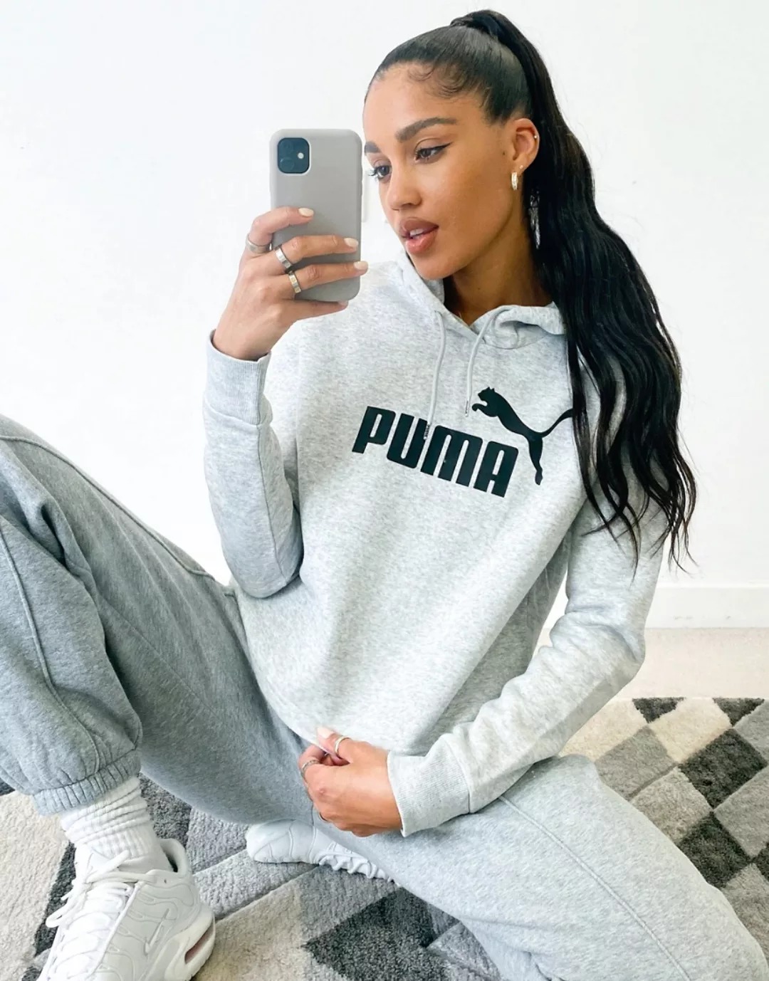 Puma Essentials – Kurzer Kapuzenpullover mit Logo in Grau günstig online kaufen