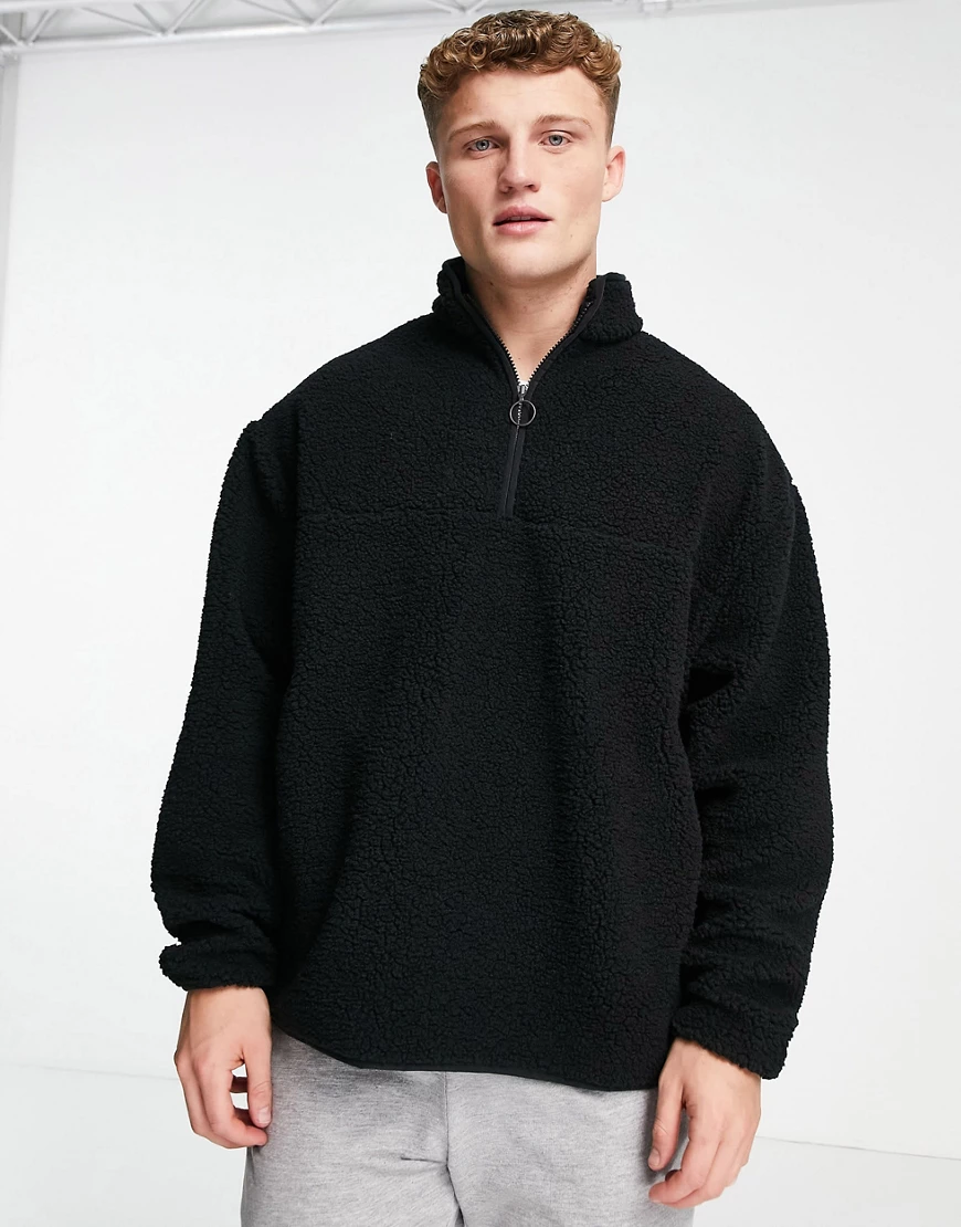 ASOS DESIGN – Oversize-Sweatshirt aus Teddyfell in Schwarz mit halblangem R günstig online kaufen