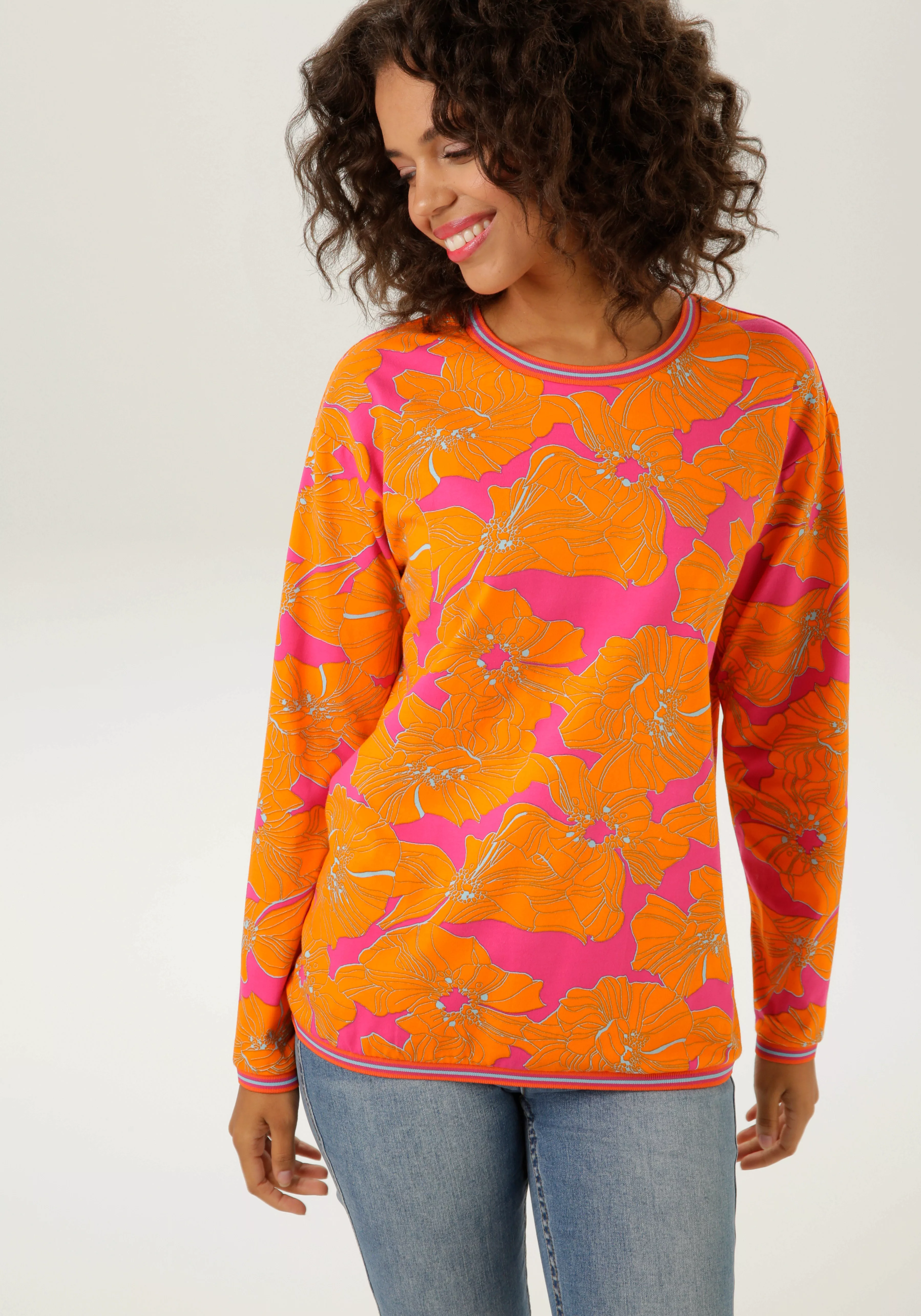 Aniston CASUAL Sweatshirt, mit großflächigen Blüten bedruckt günstig online kaufen