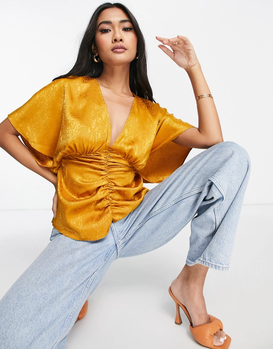 ASOS DESIGN – Gerafftes Kimono-Oberteil in Goldfarben mit V-Ausschnitt und günstig online kaufen