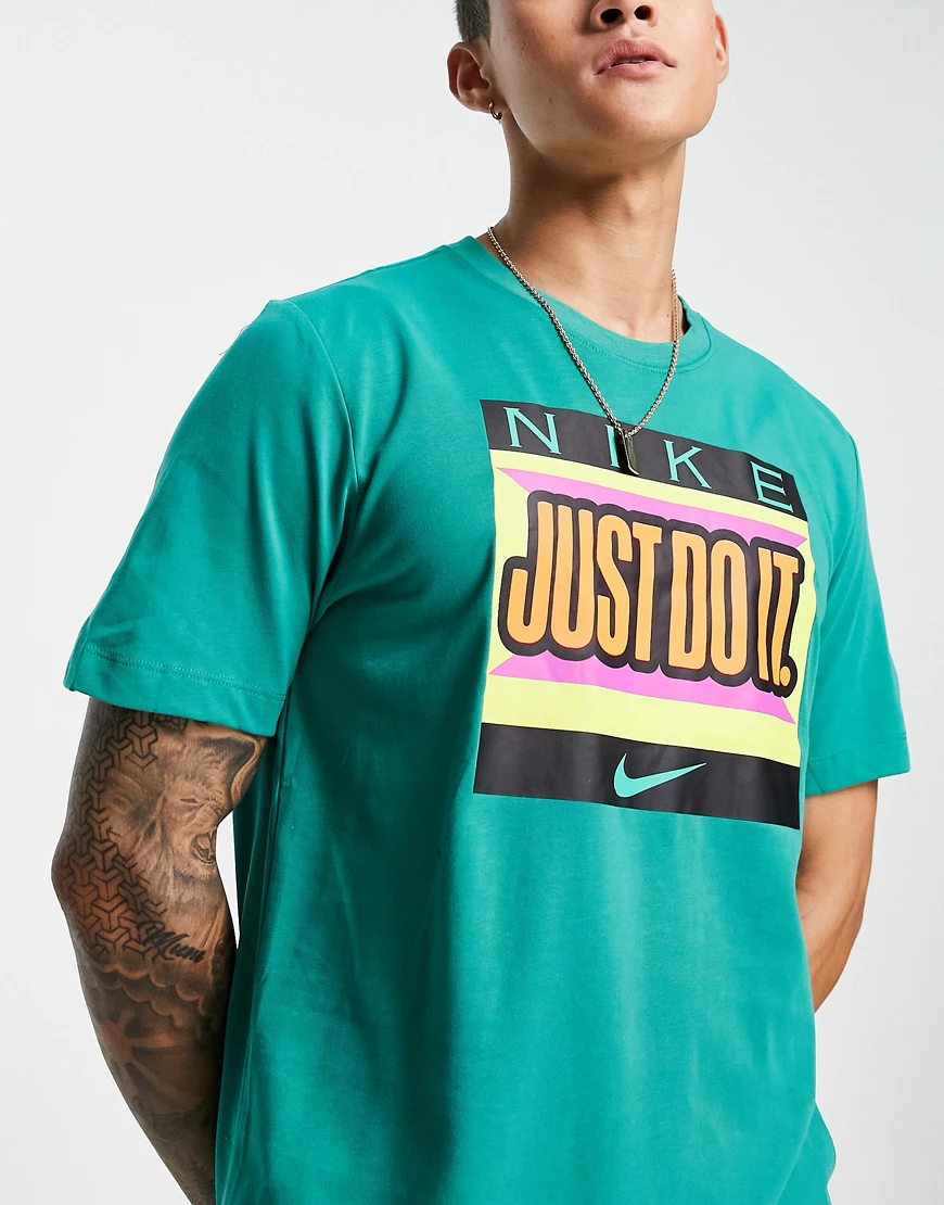 Nike Training – Dri-FIT – T-Shirt in Grün mit „Just Do It“-Grafikprint günstig online kaufen