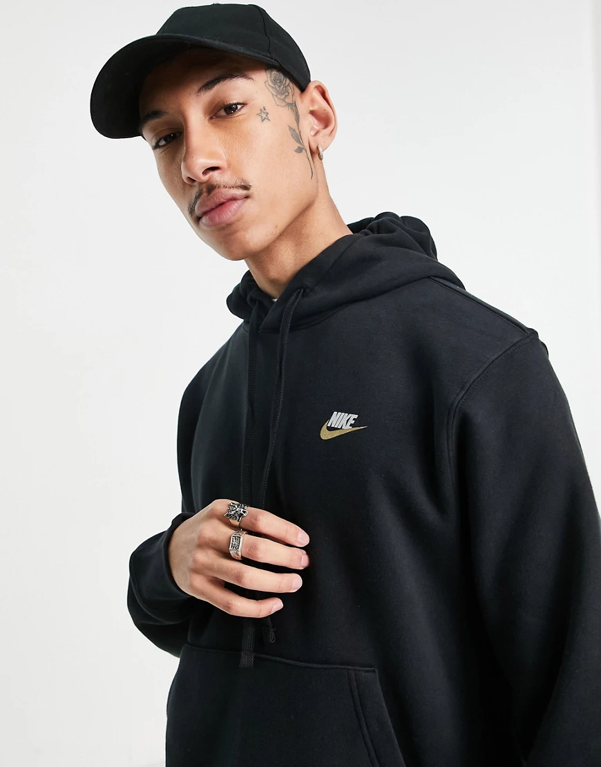 Nike – Club – Kapuzenpullover in Schwarz mit Metallic-Logo günstig online kaufen