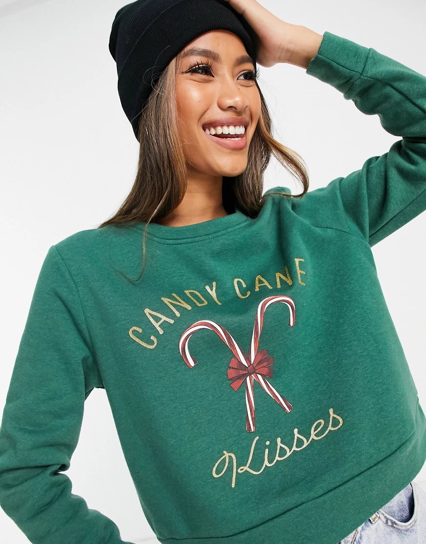 Only – Christmas – Sweatshirt in Grün mit kurzem Schnitt und Zuckerstangen- günstig online kaufen