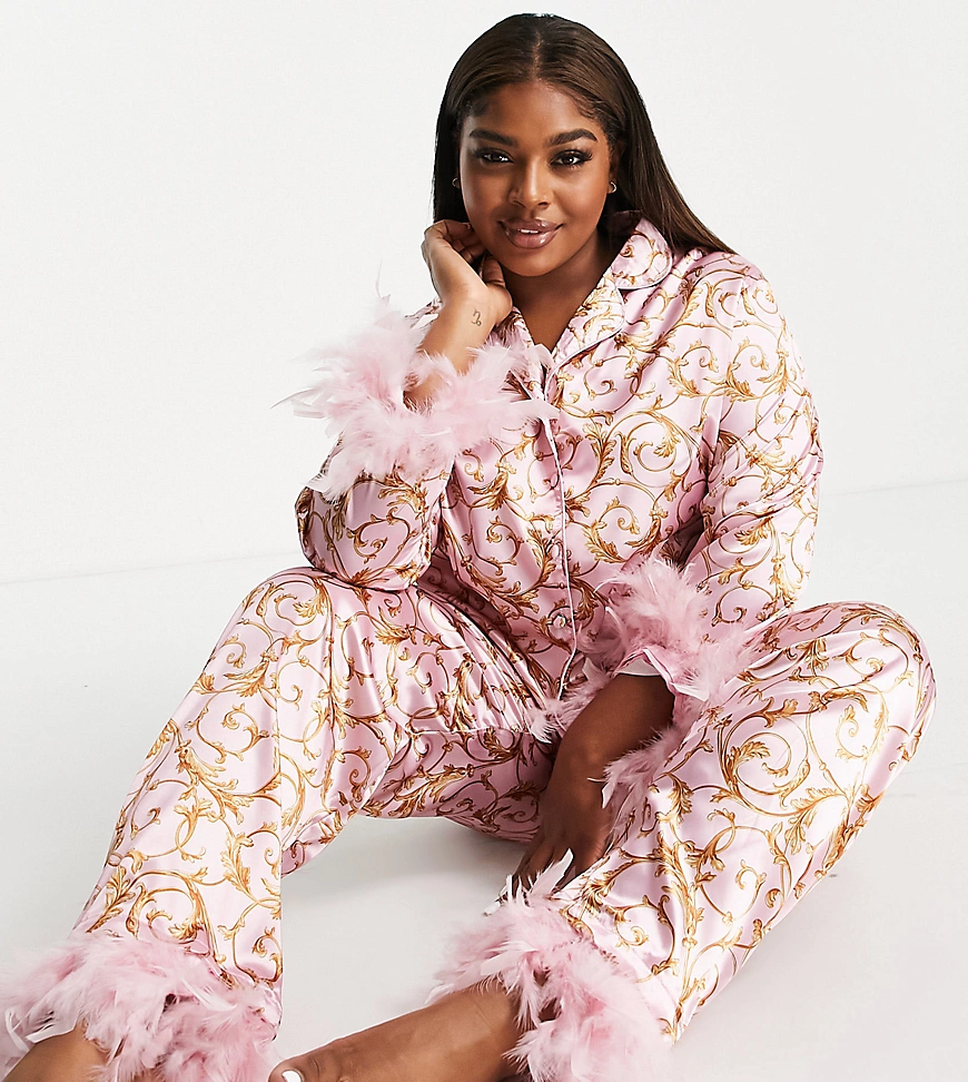 Night Plus – Satinpyjama in Rosa mit Barock-Muster und abnehmbarem Kunstfed günstig online kaufen