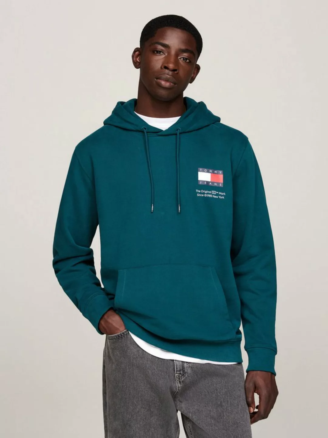 Tommy Jeans Sweatshirt TJM REG ESSENTIAL FLAG HOOD EXT mit bedruckten Marke günstig online kaufen