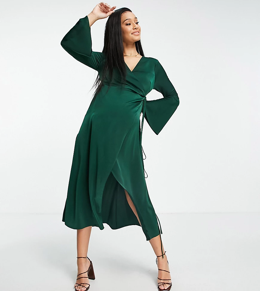 ASOS DESIGN Maternity – Kurzes Wickelkleid aus Satin in Tannengrün mit ausg günstig online kaufen