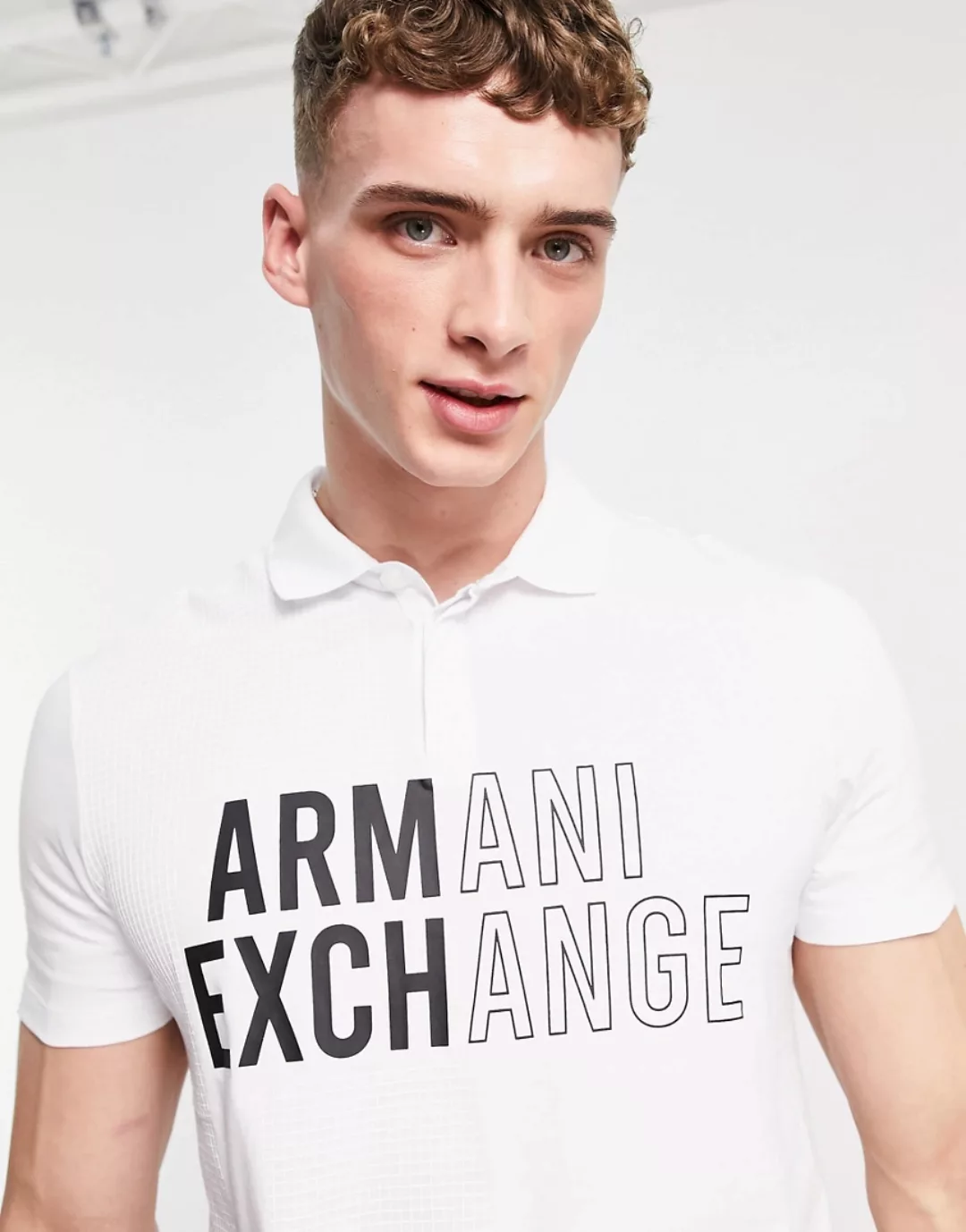 Armani Exchange – Polohemd in Weiß mit großem mittigem Logo günstig online kaufen