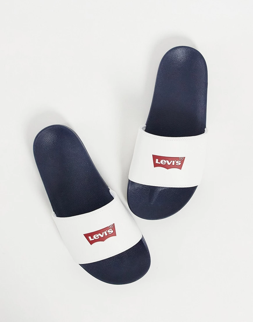 Levi's – Slider in Weiß mit kleinem Fledermaus-Logo günstig online kaufen