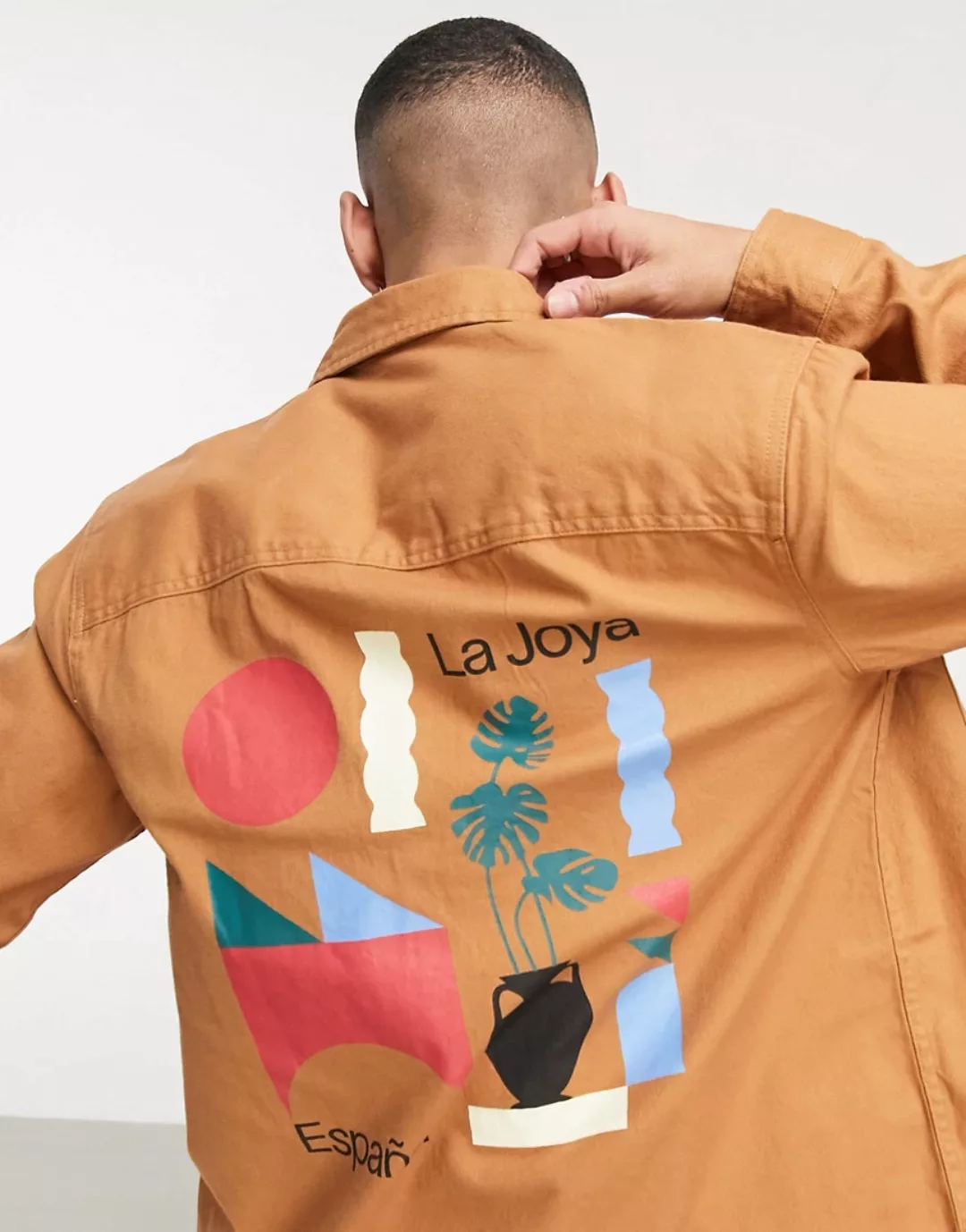 ASOS DESIGN – Hemdjacke aus Twill mit Rückenprint in Tabak-Braun günstig online kaufen