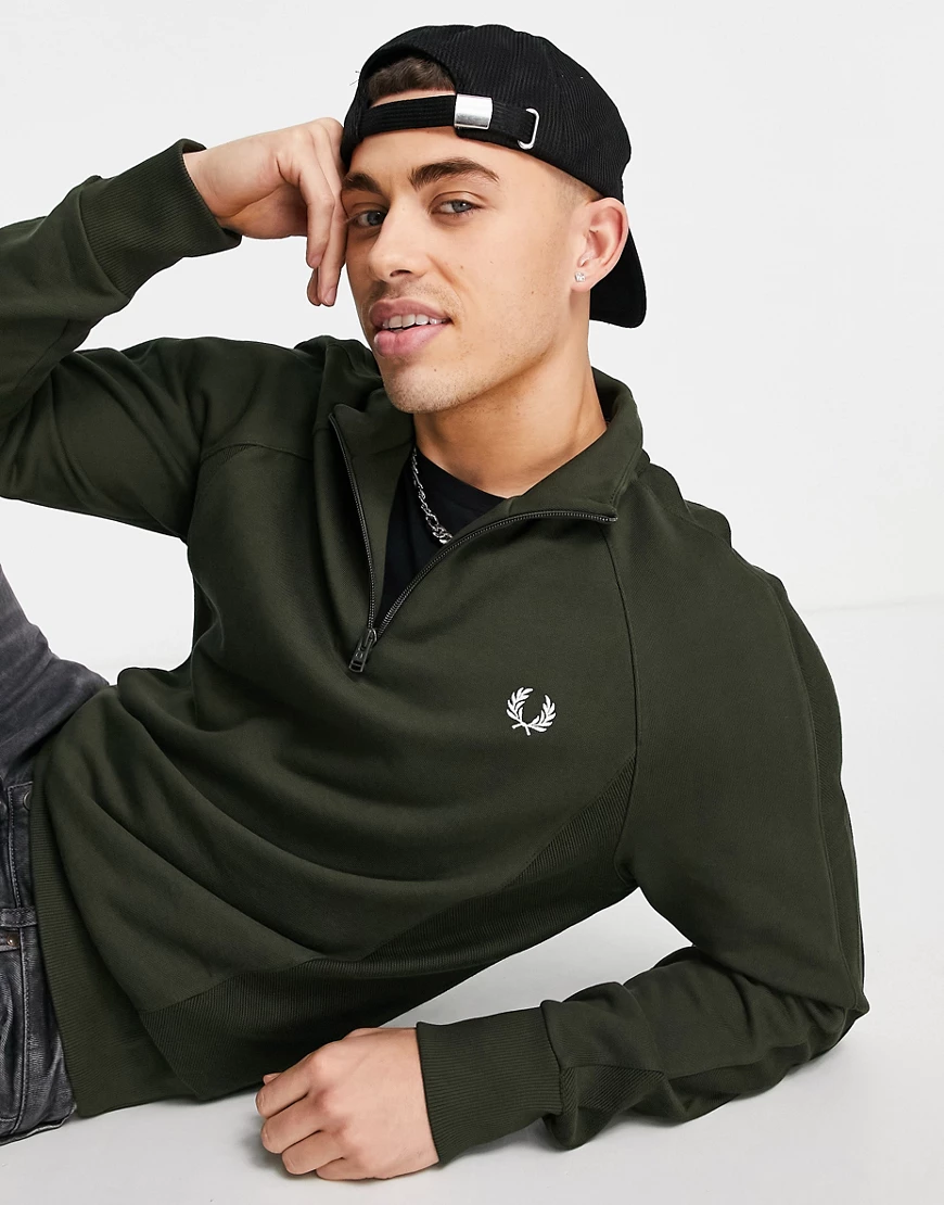Fred Perry – Strukturiertes Sweatshirt in Grün mit kurzem Reißverschluss günstig online kaufen