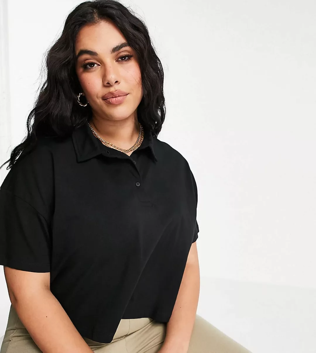 ASOS DESIGN Curve – Kurzes, kastenförmiges Polohemd in Schwarz mit kurzen Ä günstig online kaufen