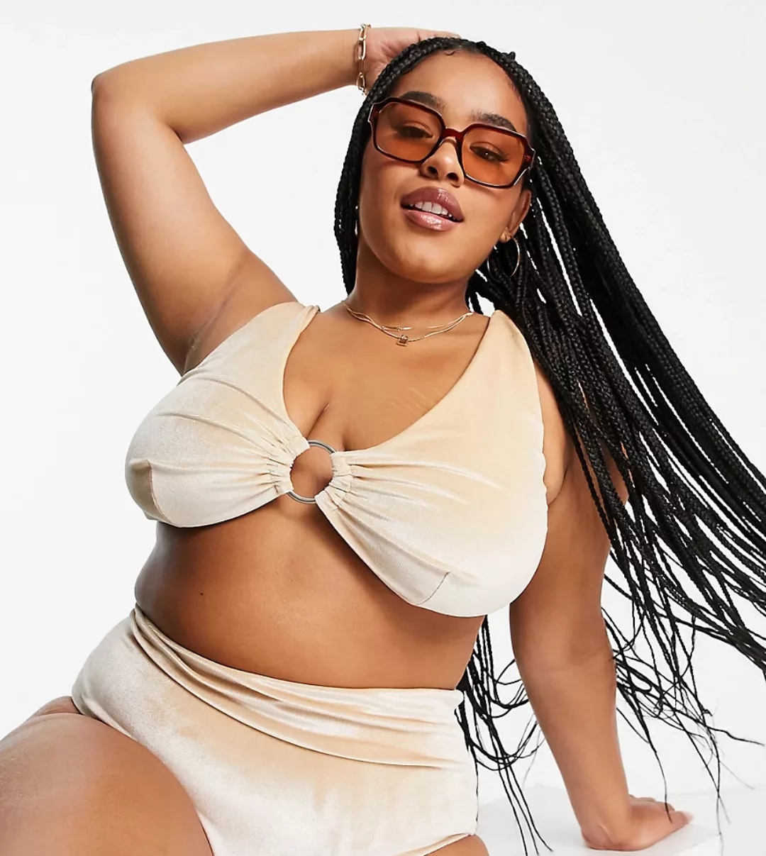 ASOS DESIGN Curve – Kurzes Bikinioberteil aus Samt in Beige mit Ringdetail- günstig online kaufen