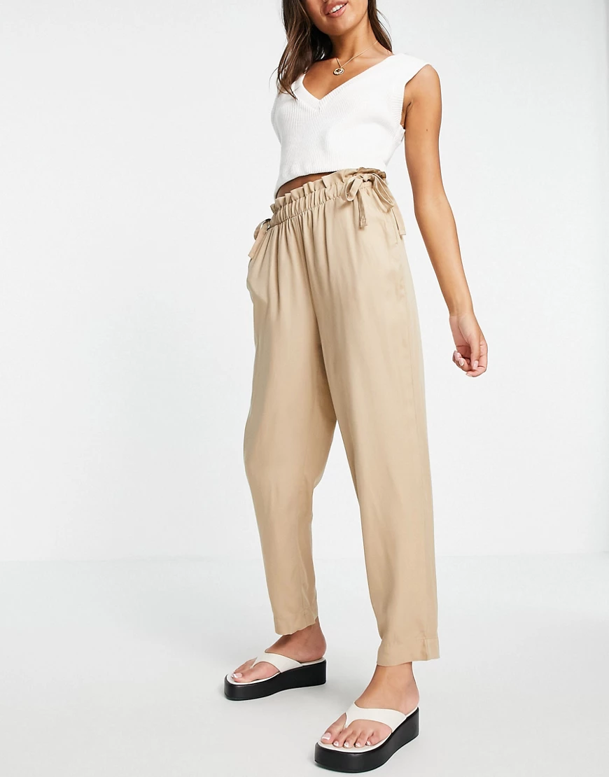 Vero Moda – Zigarettenhose mit Paperbag-Bund in Camel-Braun günstig online kaufen