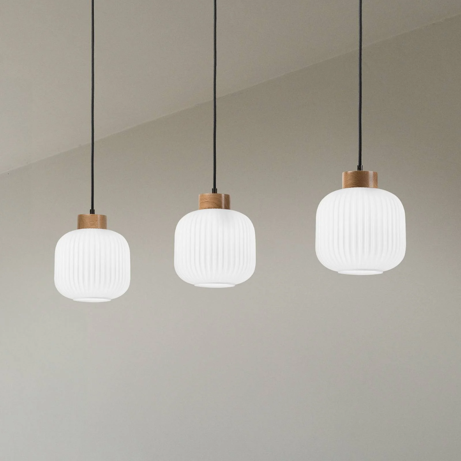 Hängelampe Harmony, Länge 110 cm, Opalglas Eichenholz 3-flg. günstig online kaufen