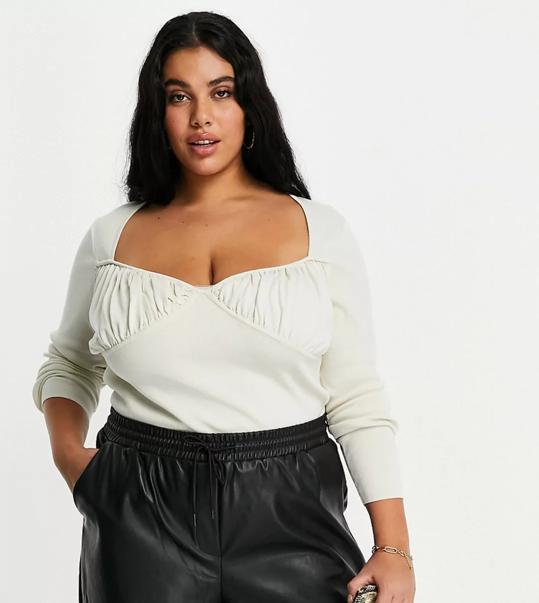 ASOS DESIGN Curve – Pullover mit gerüschter Brustpartie in Creme-Weiß günstig online kaufen
