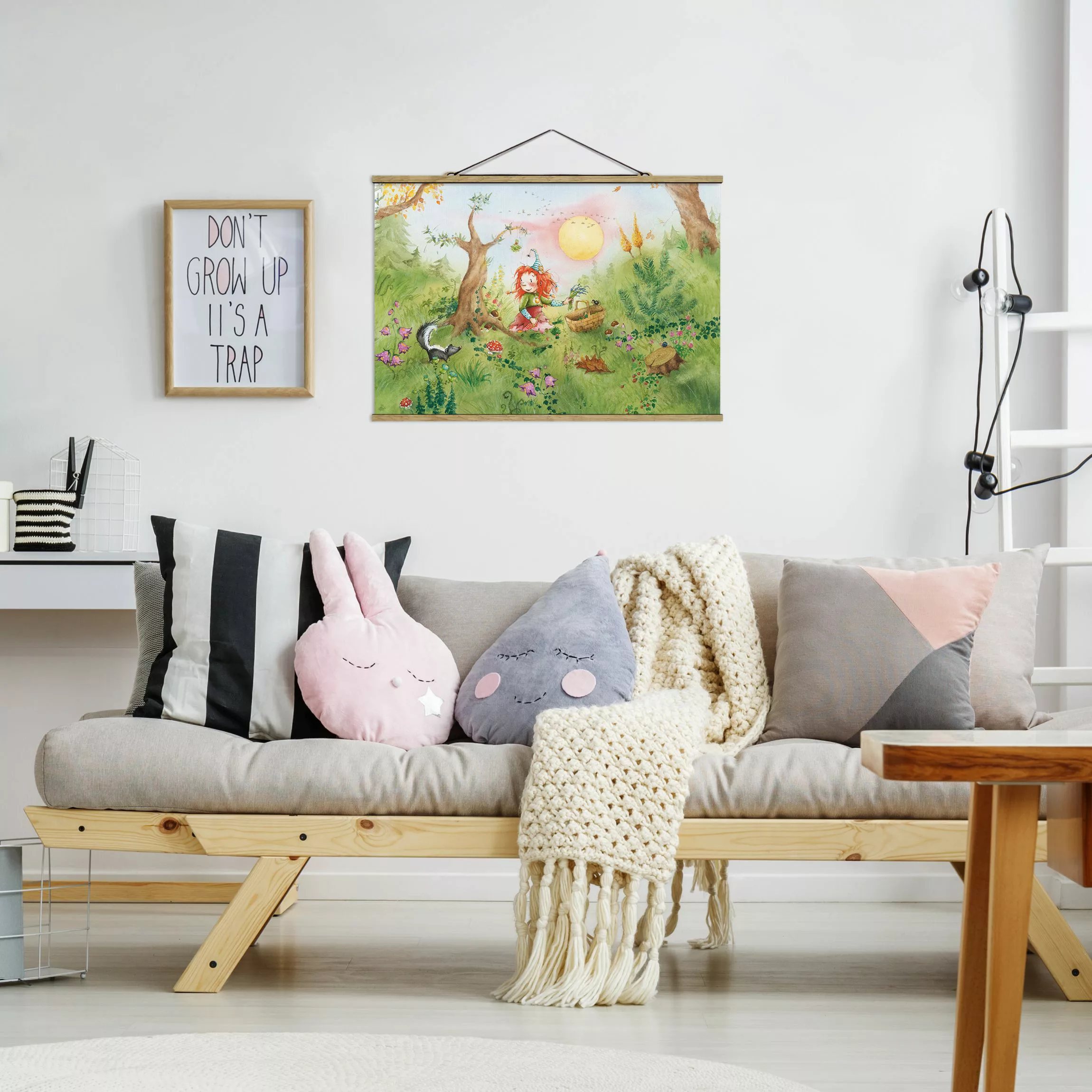 Stoffbild Kinderzimmer mit Posterleisten - Querformat Frida sammelt Kräuter günstig online kaufen