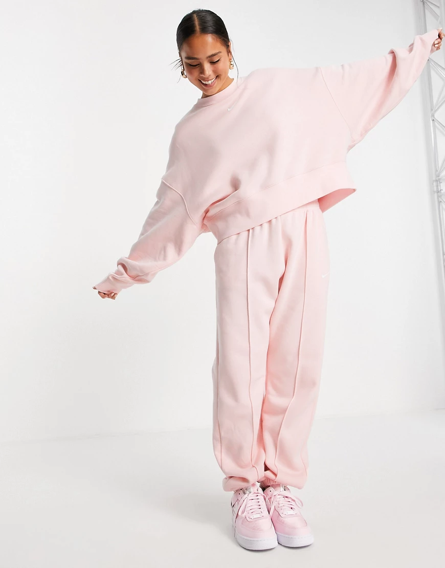 Nike – Oversize-Jogginghose aus Fleece in blassem Koralle-Rosa günstig online kaufen