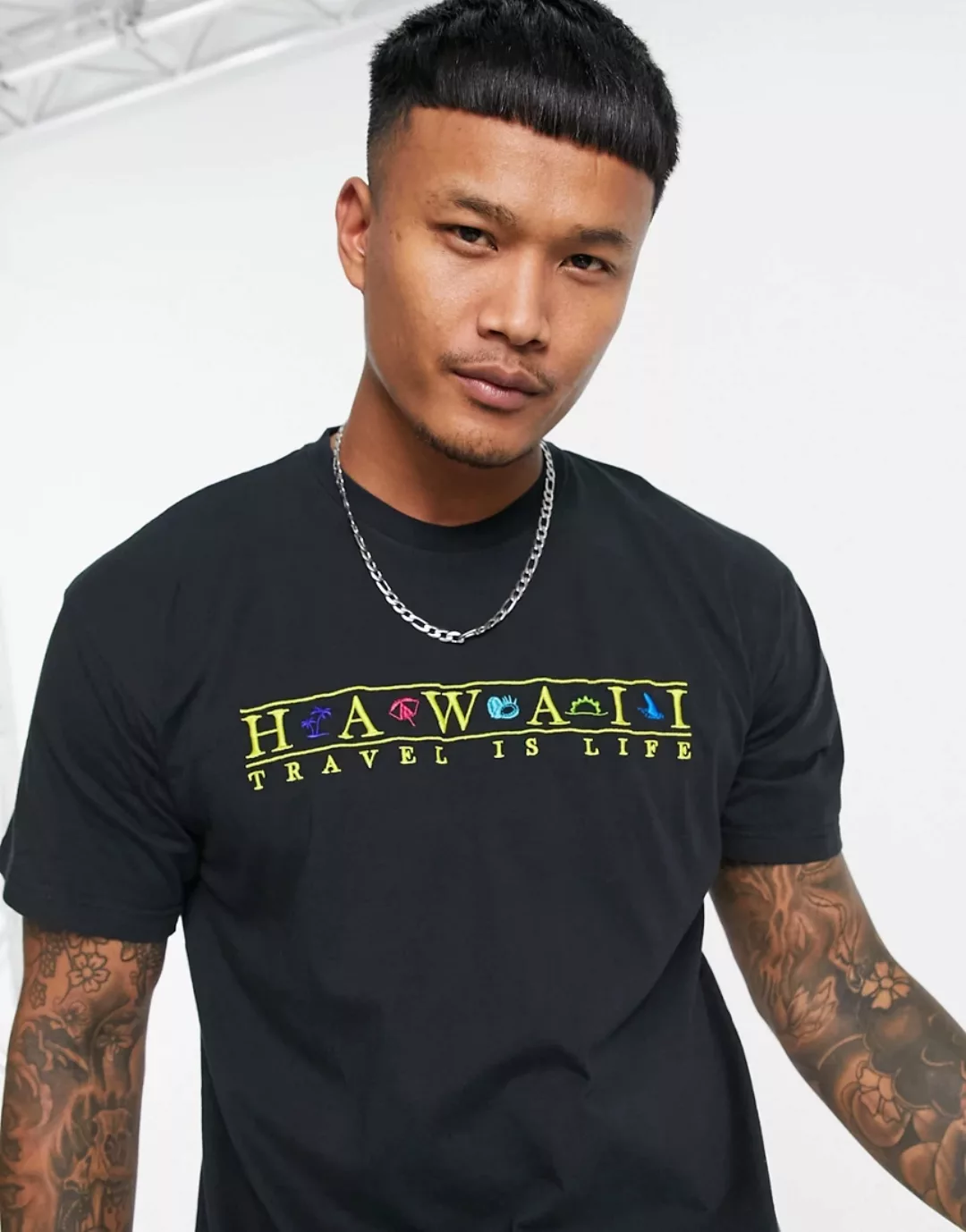 Pull&Bear – T-Shirt mit Hawaii-Stickerei in Schwarz günstig online kaufen