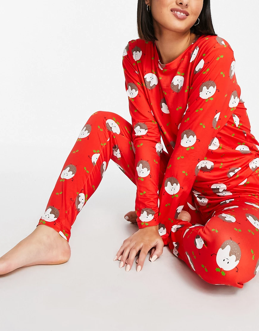 Loungeable – Weihnachtlicher Leggings-Pyjama in Rot mit Nachtisch-Muster günstig online kaufen