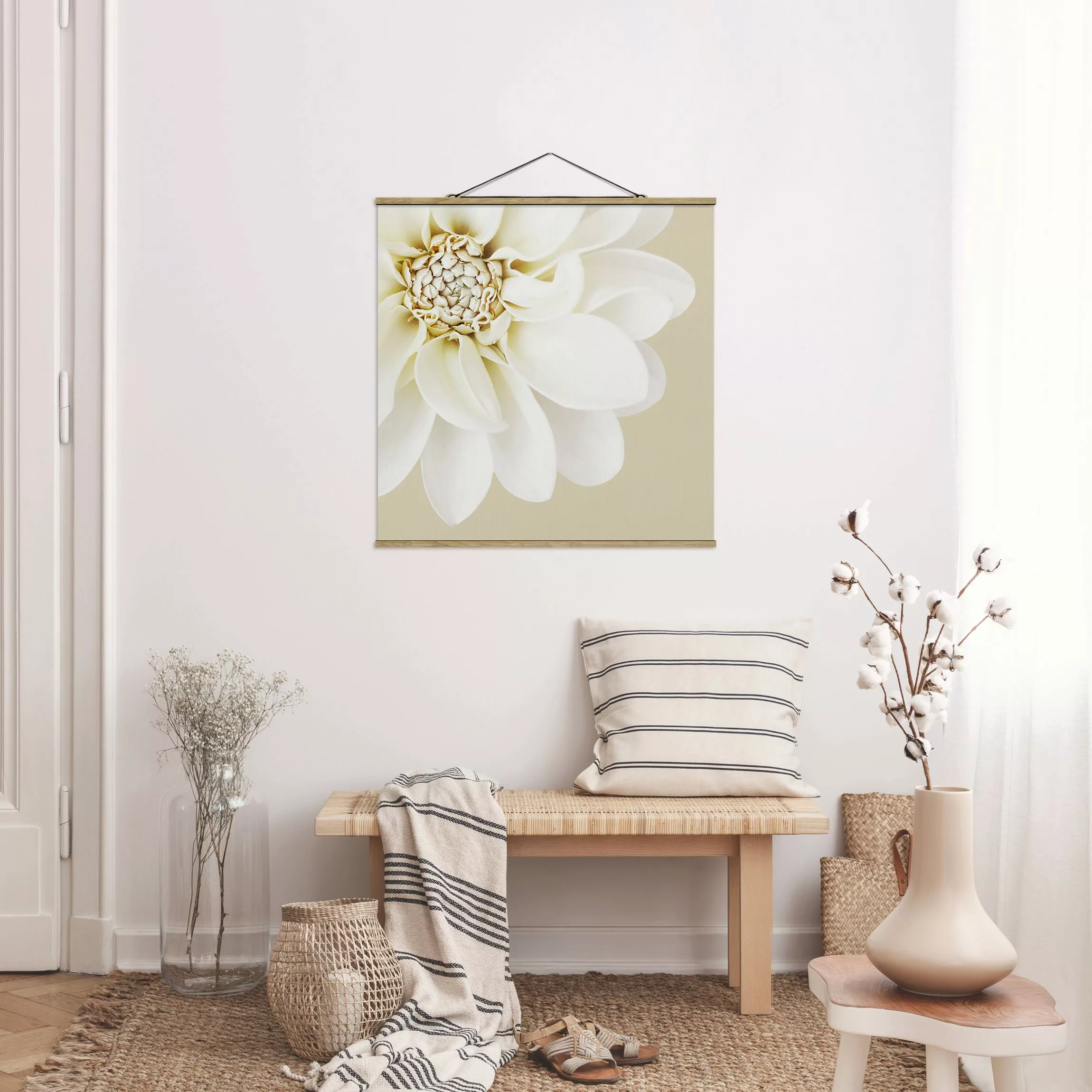 Stoffbild mit Posterleisten Dahlie Weiß Pastell Sandfarben günstig online kaufen