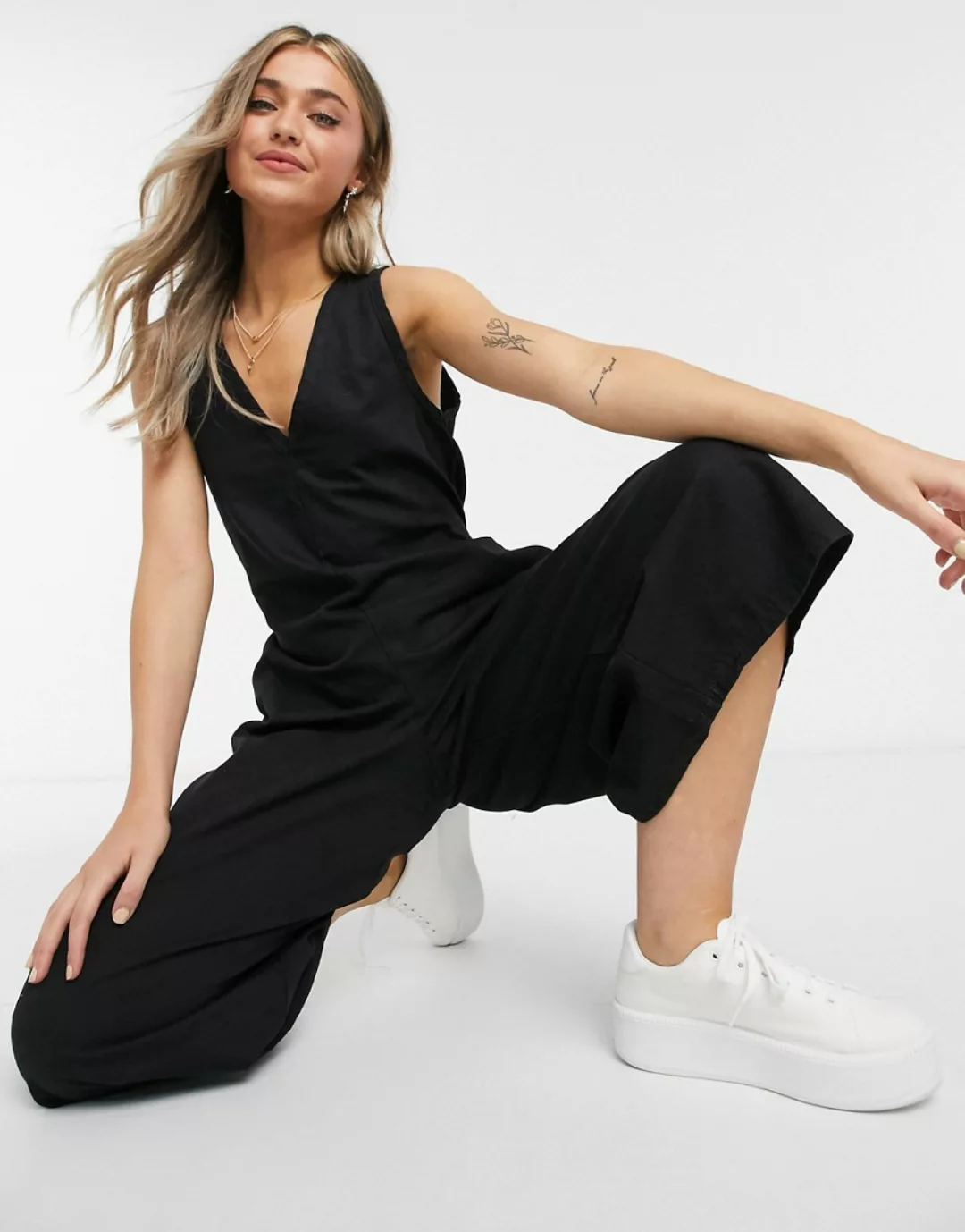 ASOS DESIGN – Lässiger schwarzer Jumpsuit aus weichem Denim mit V-Ausschnit günstig online kaufen