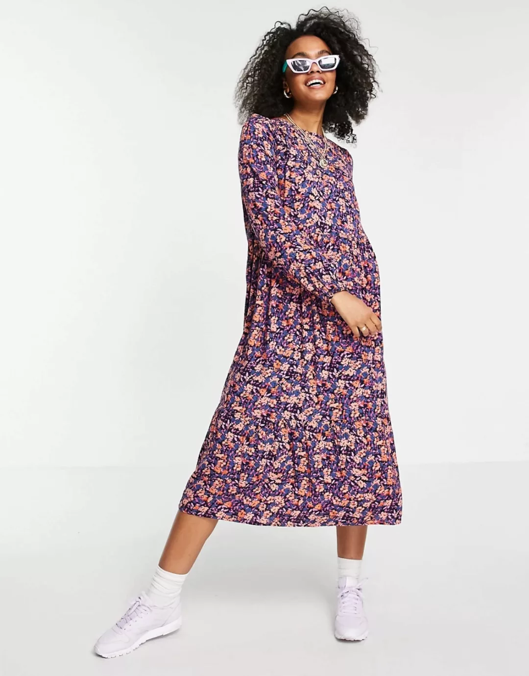Pieces – Midi-Hängerkleid in Lila mit Blümchenmuster-Mehrfarbig günstig online kaufen