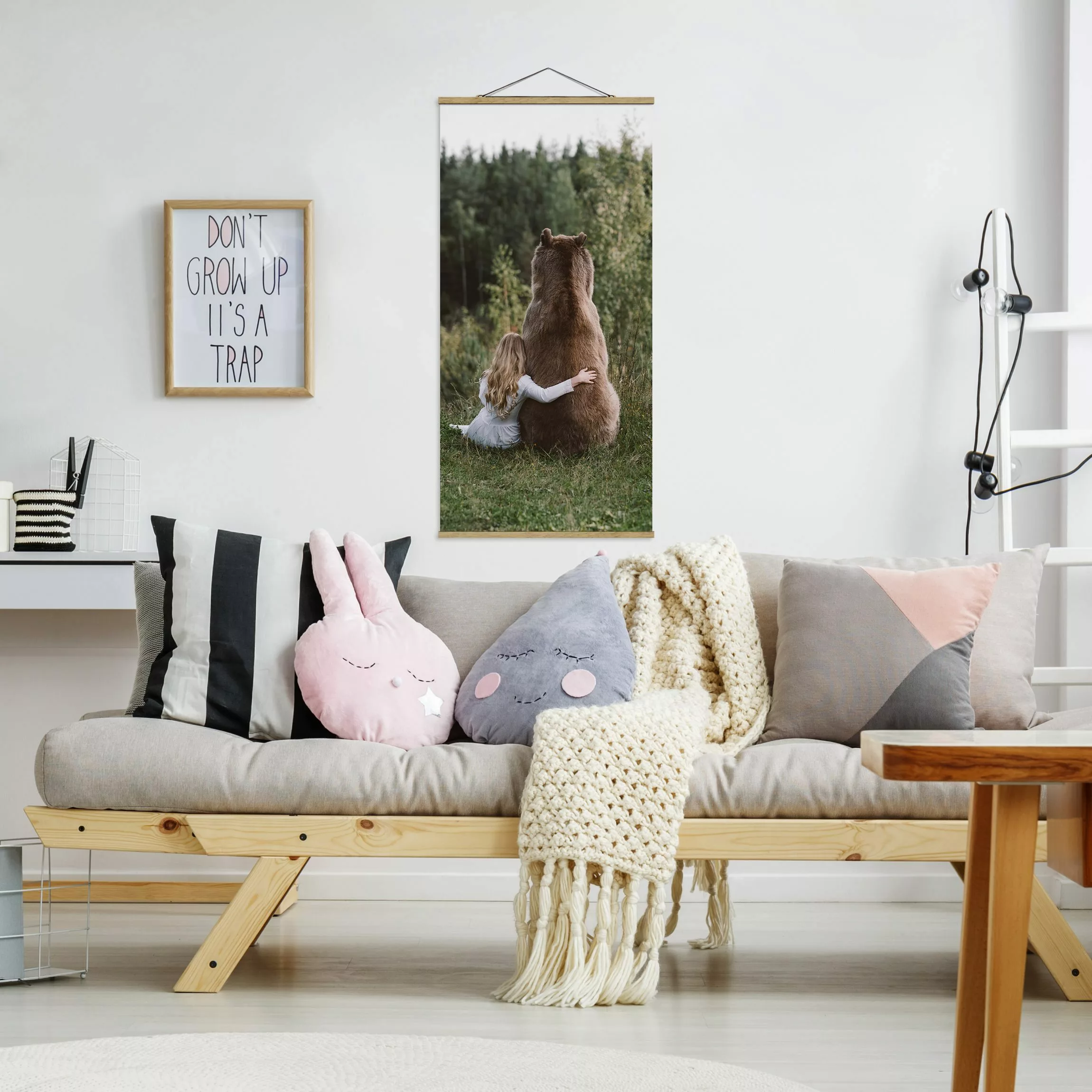 Stoffbild Tiere mit Posterleisten - Hochformat Mädchen mit Braunbär günstig online kaufen
