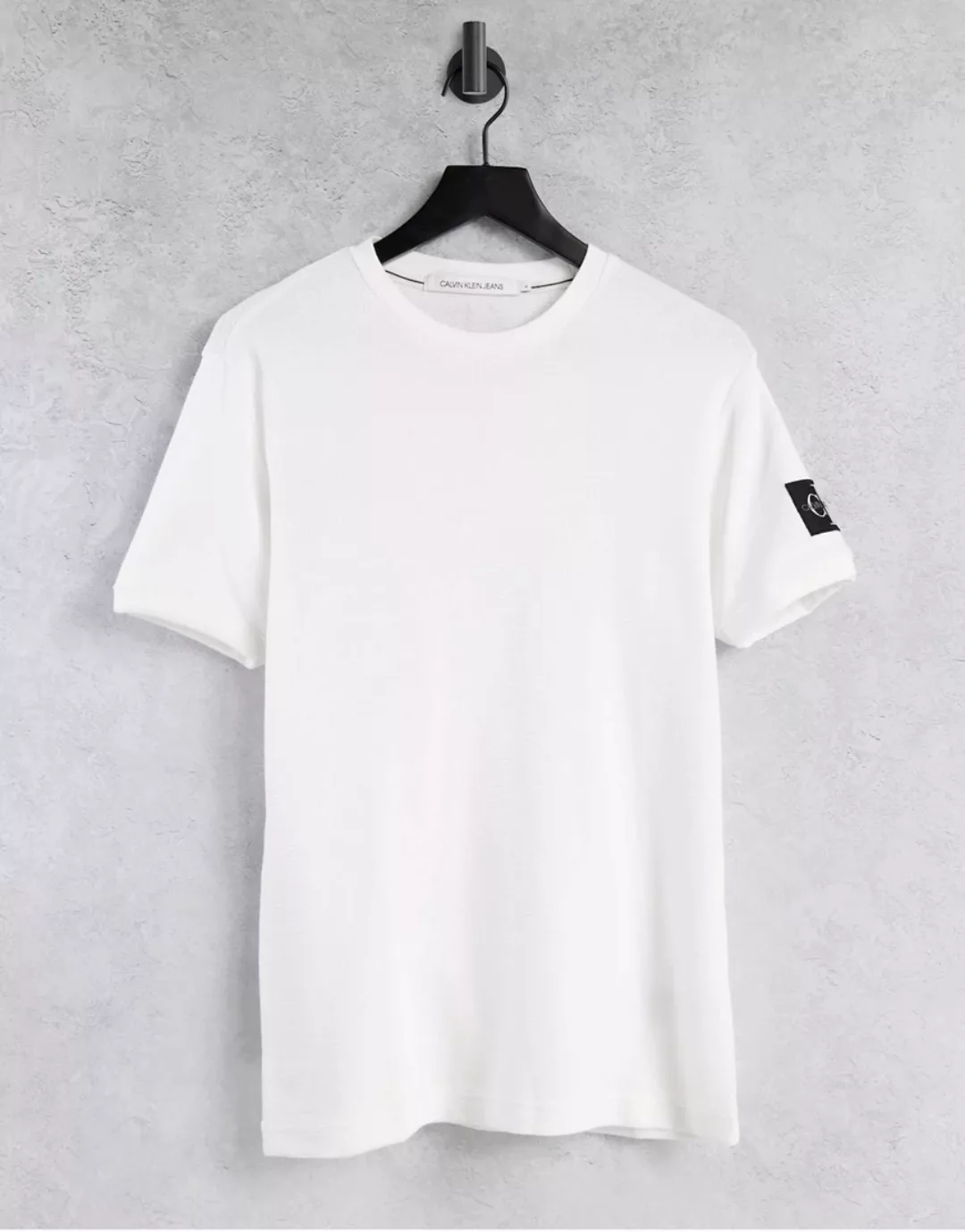 Calvin Klein Jeans – T-Shirt in Weiß mit Waffelstruktur und Monogramm-Aufnä günstig online kaufen