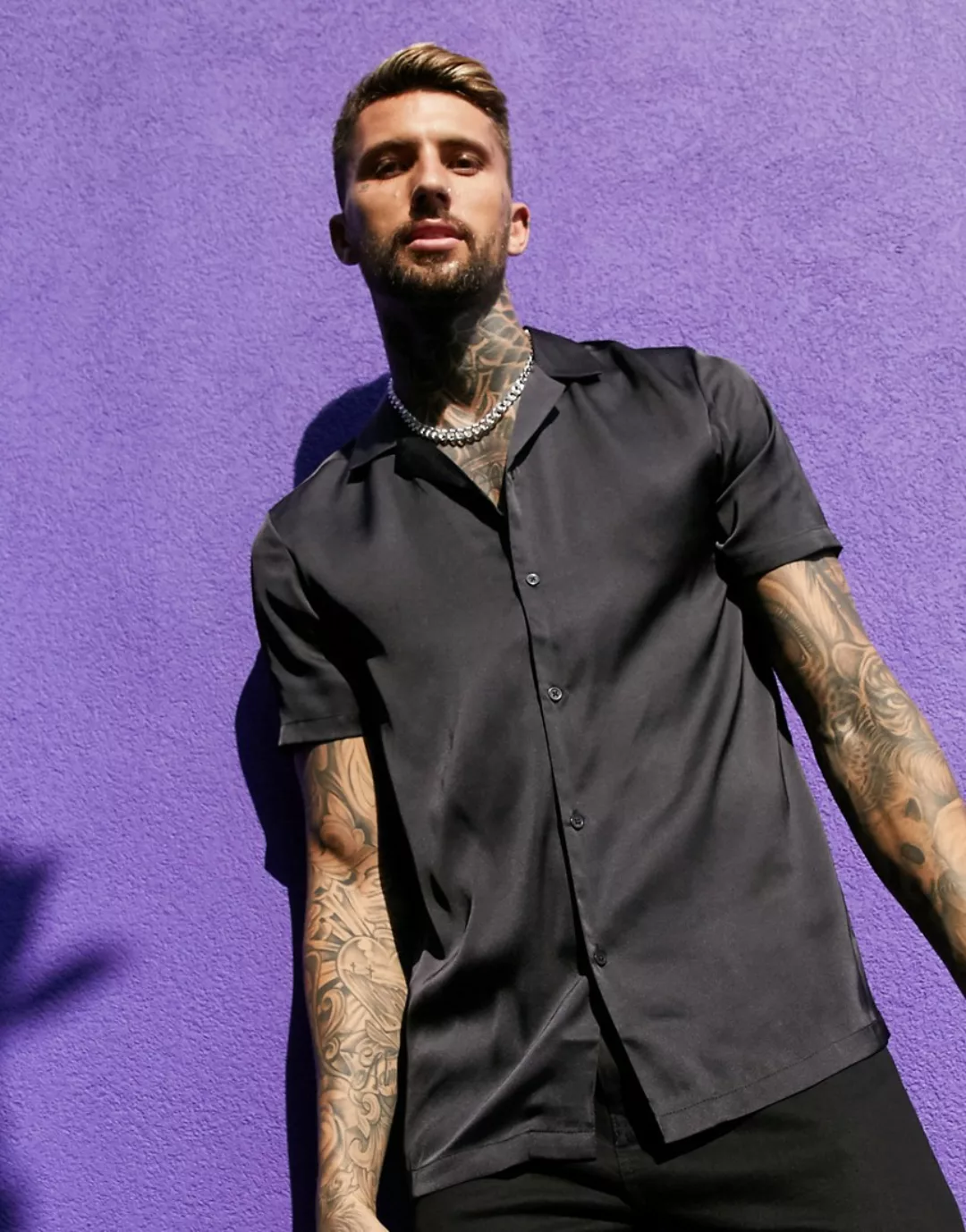 ASOS DESIGN – Schwarzes, kurzärmliges Satinhemd mit Reverskragen und regulä günstig online kaufen