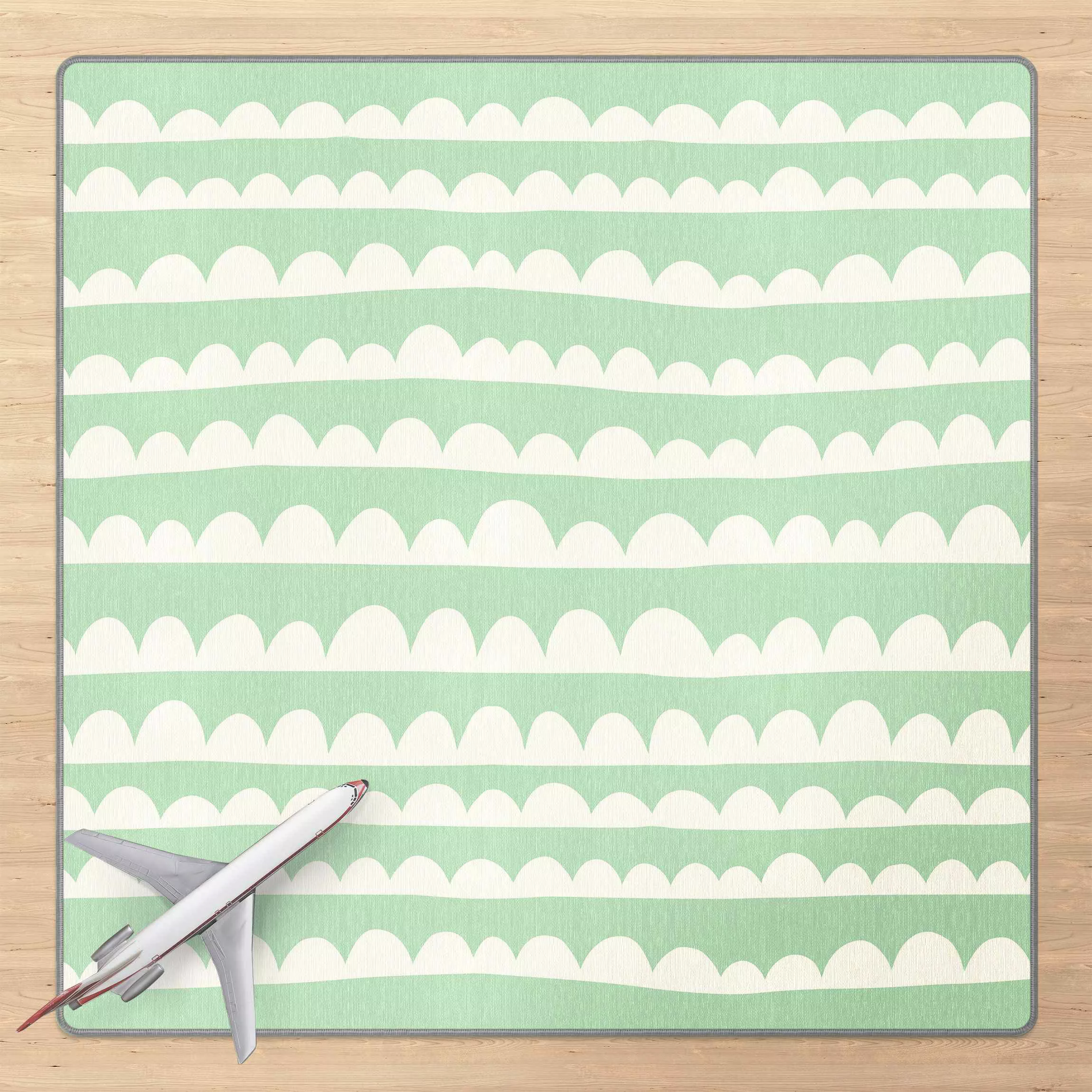 Teppich Gezeichnete Weiße Wolkenbänder im Grünen Himmel günstig online kaufen