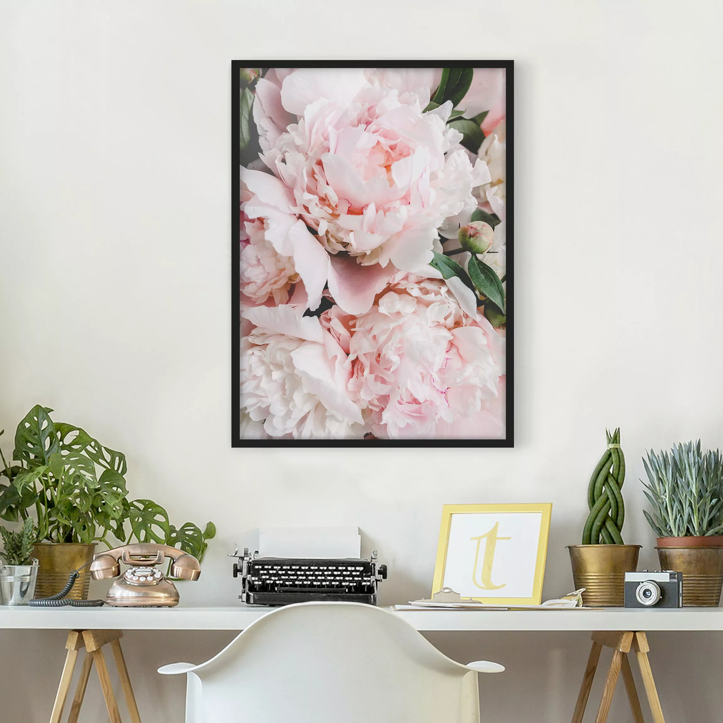 Bild mit Rahmen Blumen - Hochformat Pfingstrosen Hellrosa günstig online kaufen