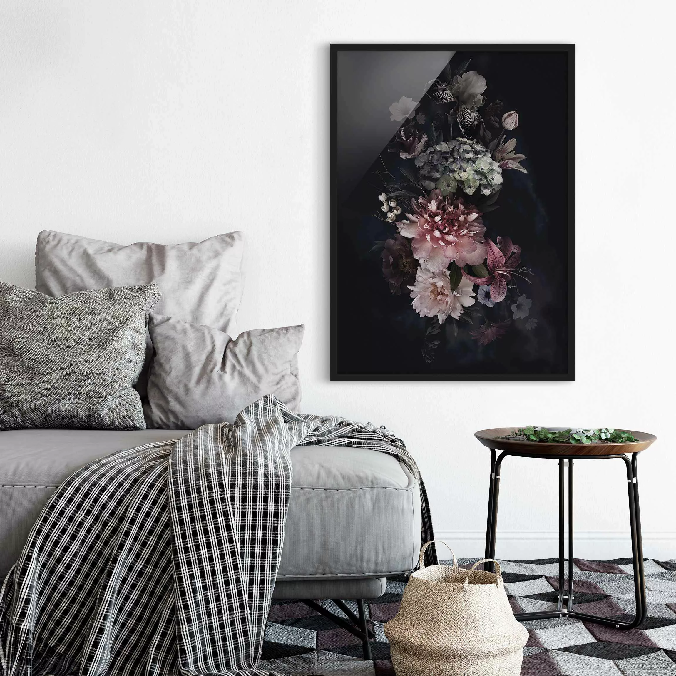 Bild mit Rahmen - Hochformat Blumen mit Nebel auf Schwarz günstig online kaufen