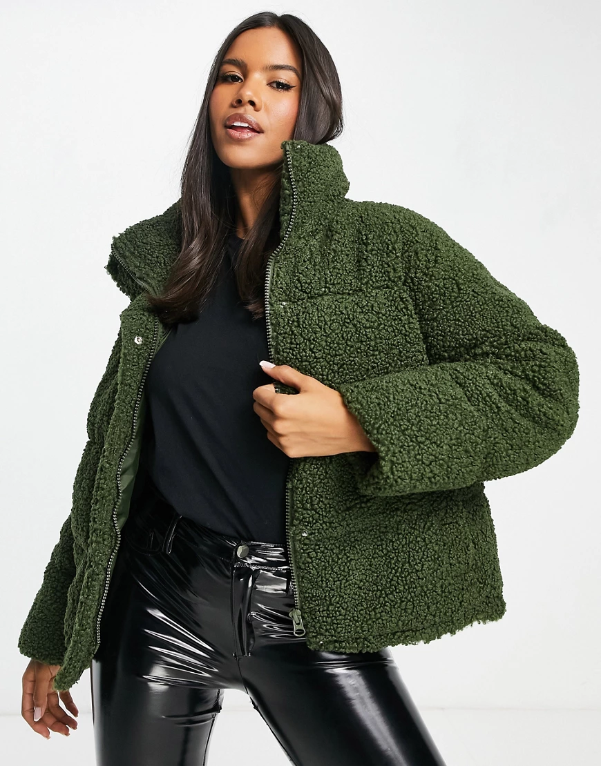 Topshop – Mittellange Steppjacke aus Teddyfell in Khaki-Grün günstig online kaufen