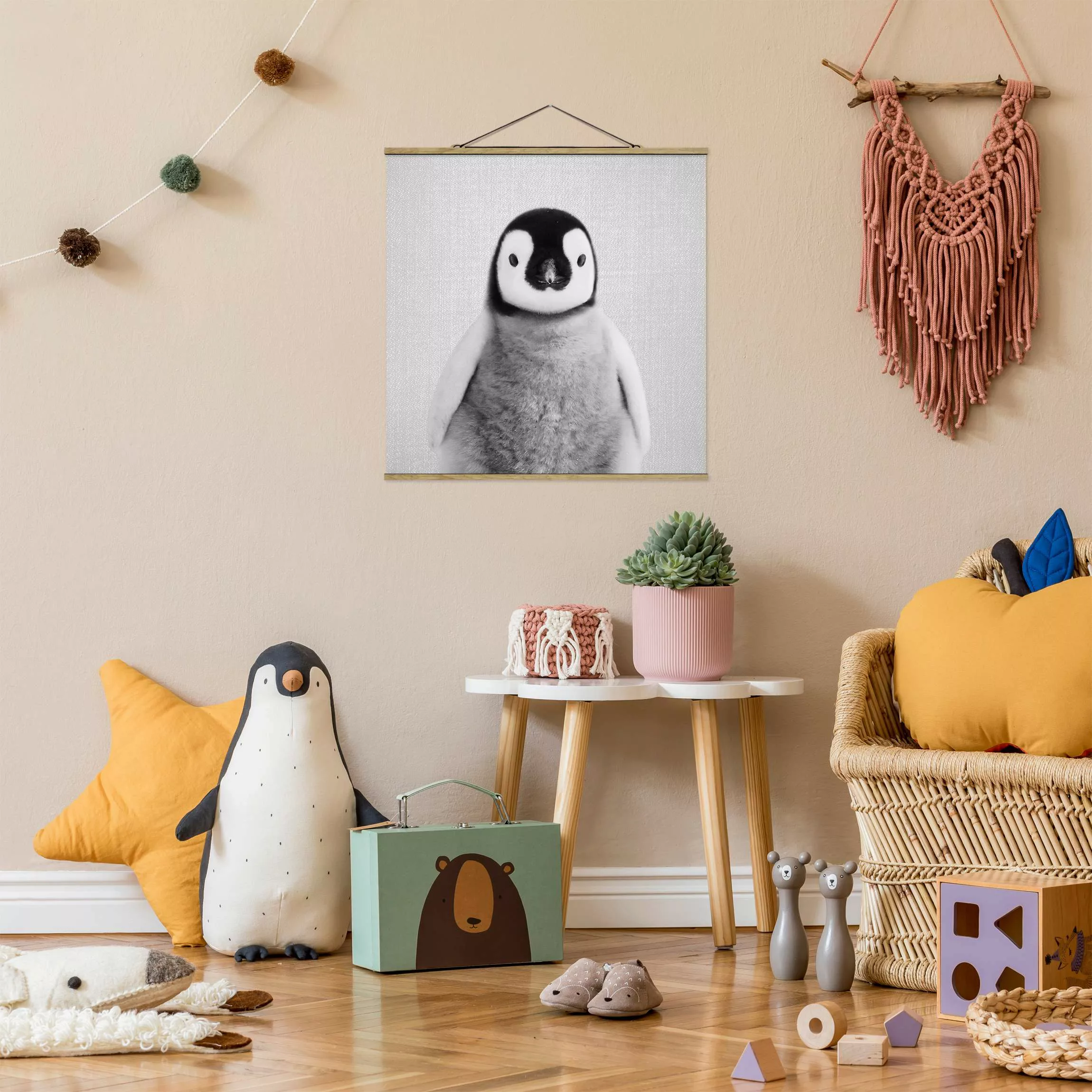 Stoffbild mit Posterleisten Baby Pinguin Pepe Schwarz Weiß günstig online kaufen