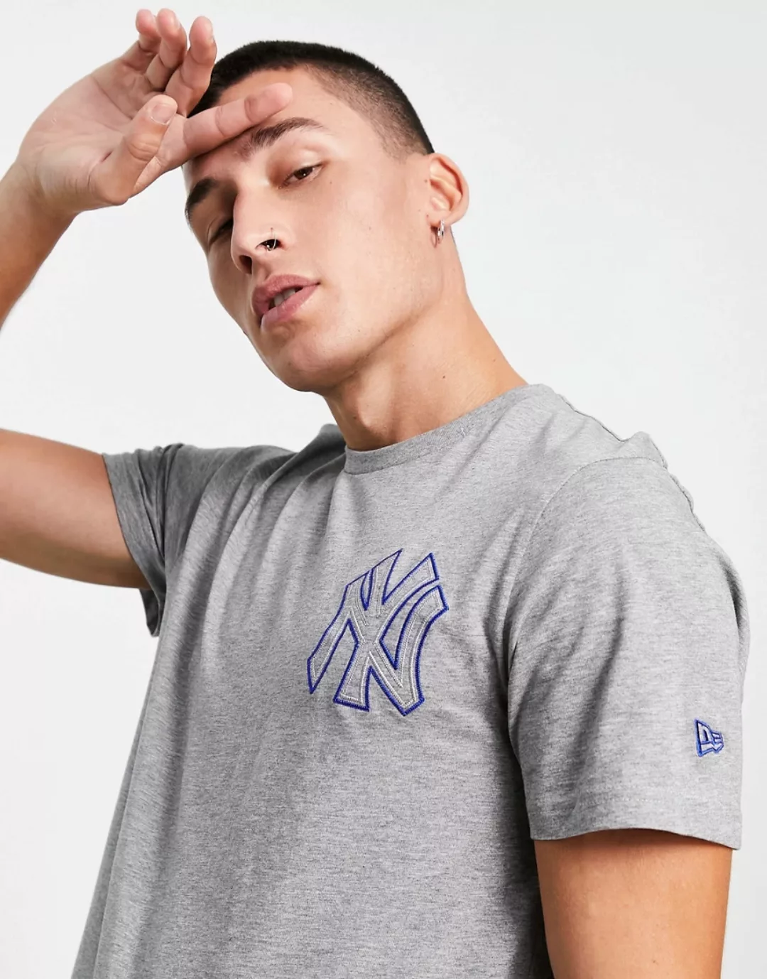 New Era – New York Yankees – T-Shirt in Grau mit Kettenstich-Logo günstig online kaufen