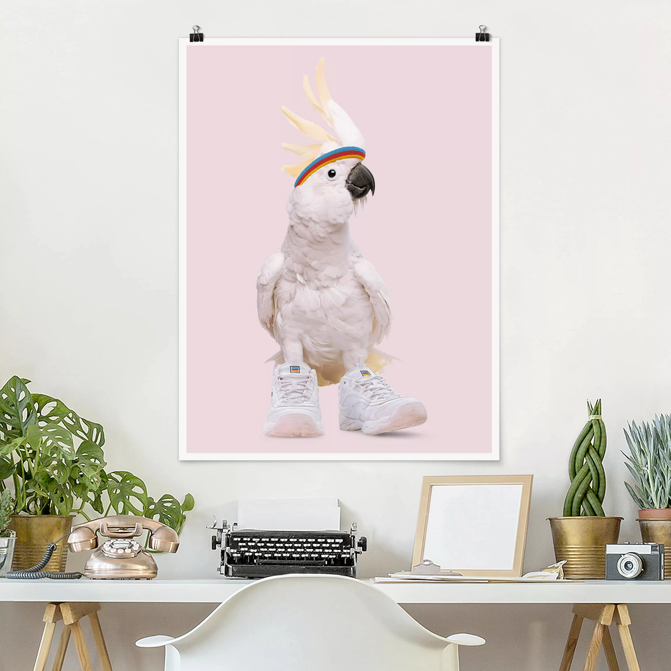 Poster Tiere - Hochformat Kakadu mit Schuhen günstig online kaufen