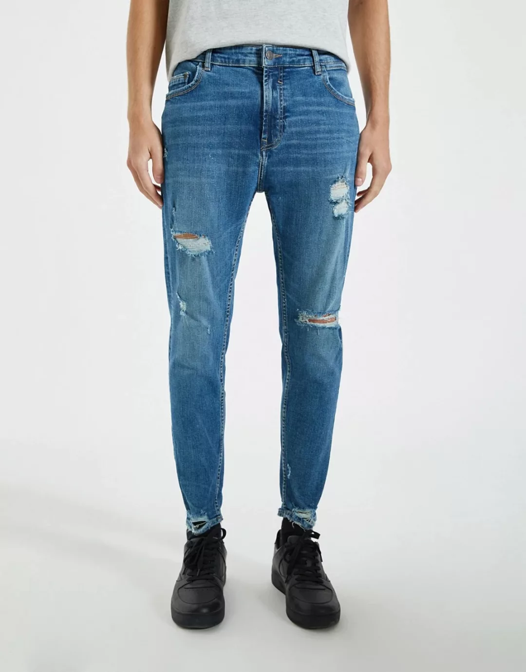 Pull&Bear – Premium – Karotten-Jeans in Mittelblau mit Zierrissen günstig online kaufen