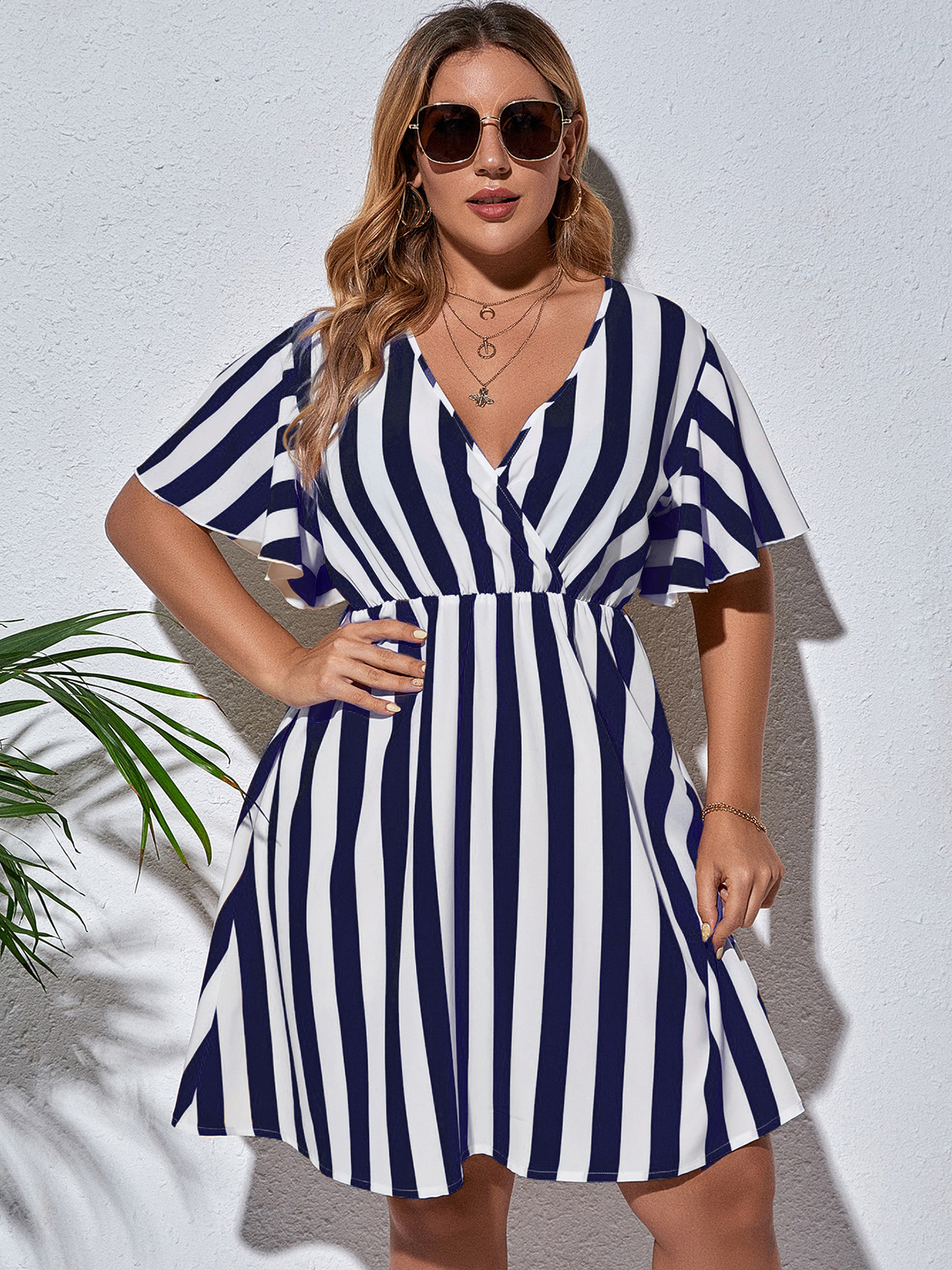 Plus Size V-Ausschnitt Gestreiftes Kleid mit gekreuzten Vorderteilen und ha günstig online kaufen