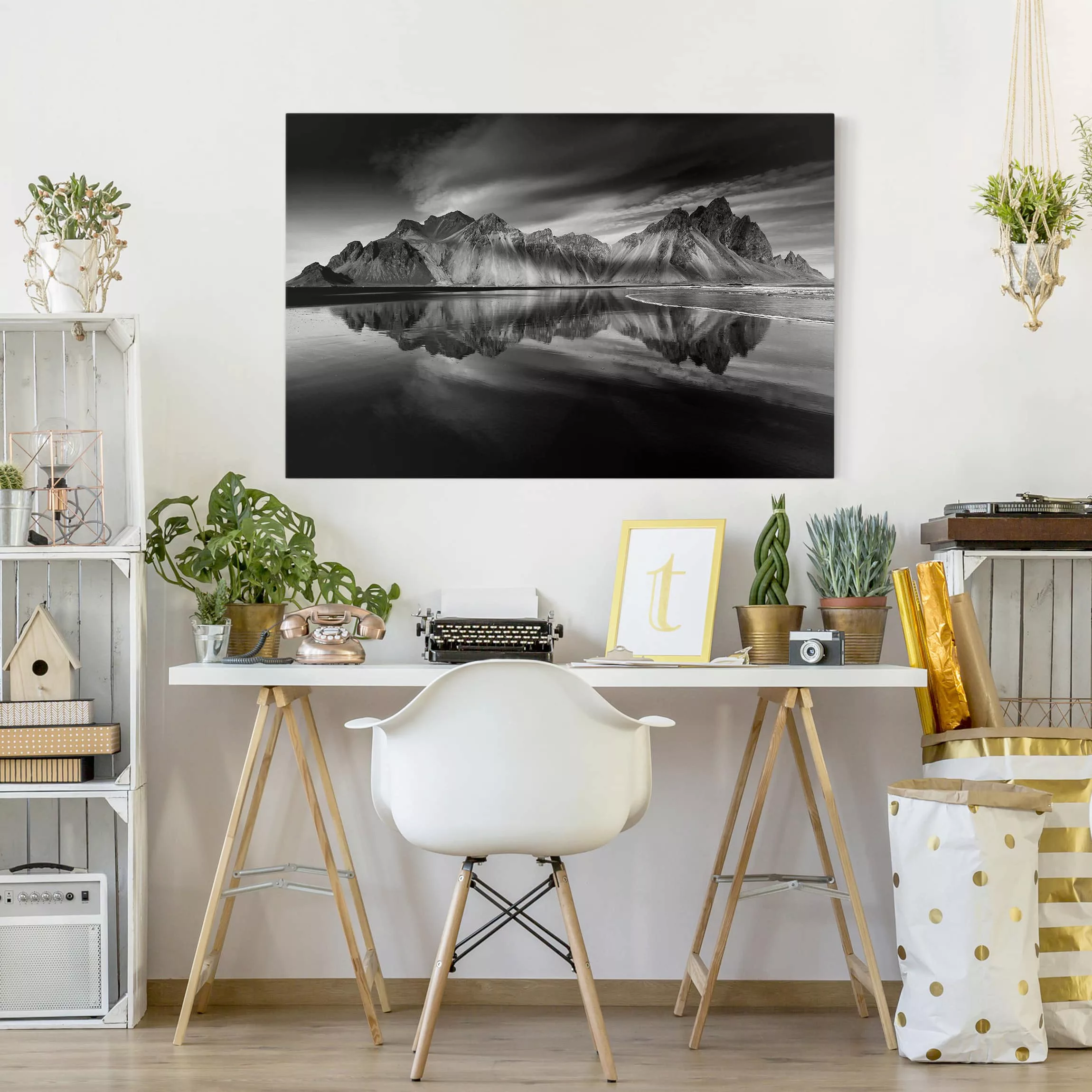 Leinwandbild Schwarz-Weiß - Querformat Vesturhorn in Island günstig online kaufen