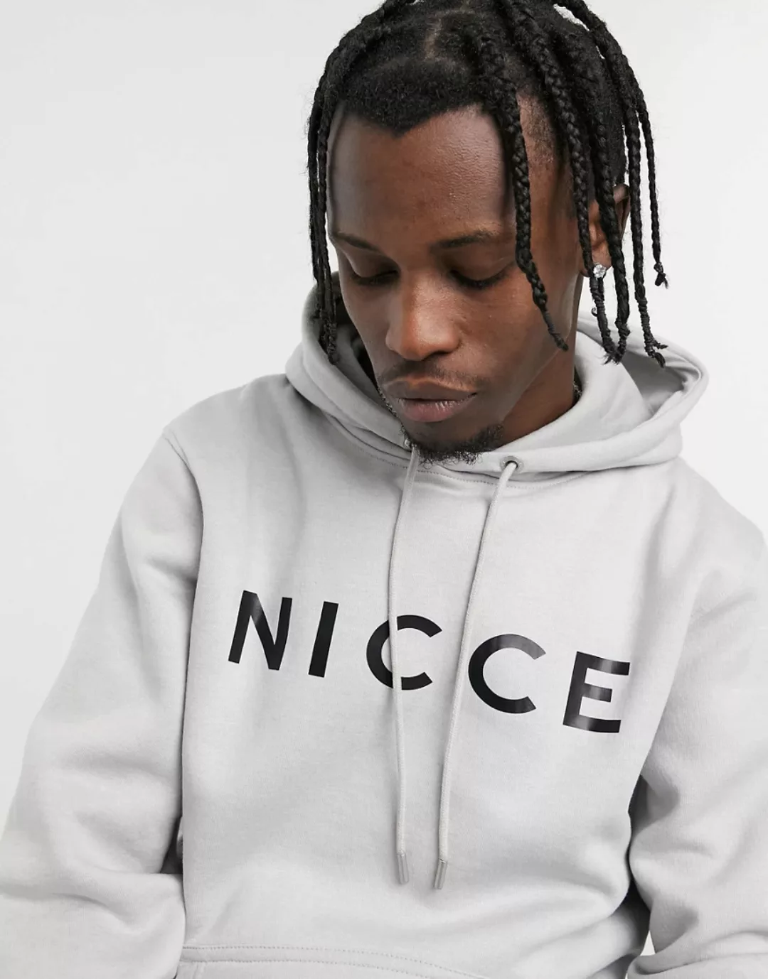 Nicce – Grauer Kapuzenpullover mit Logo auf der Brust günstig online kaufen