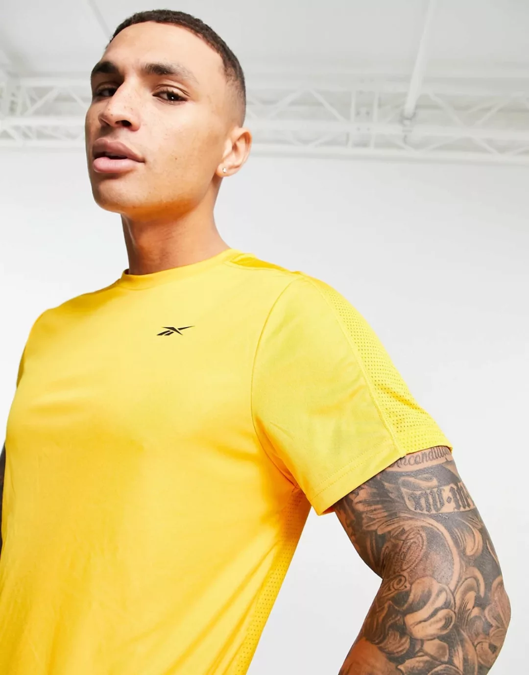 Reebok – Training – T-Shirt in Gelb mit Logo auf der Brust-Goldfarben günstig online kaufen