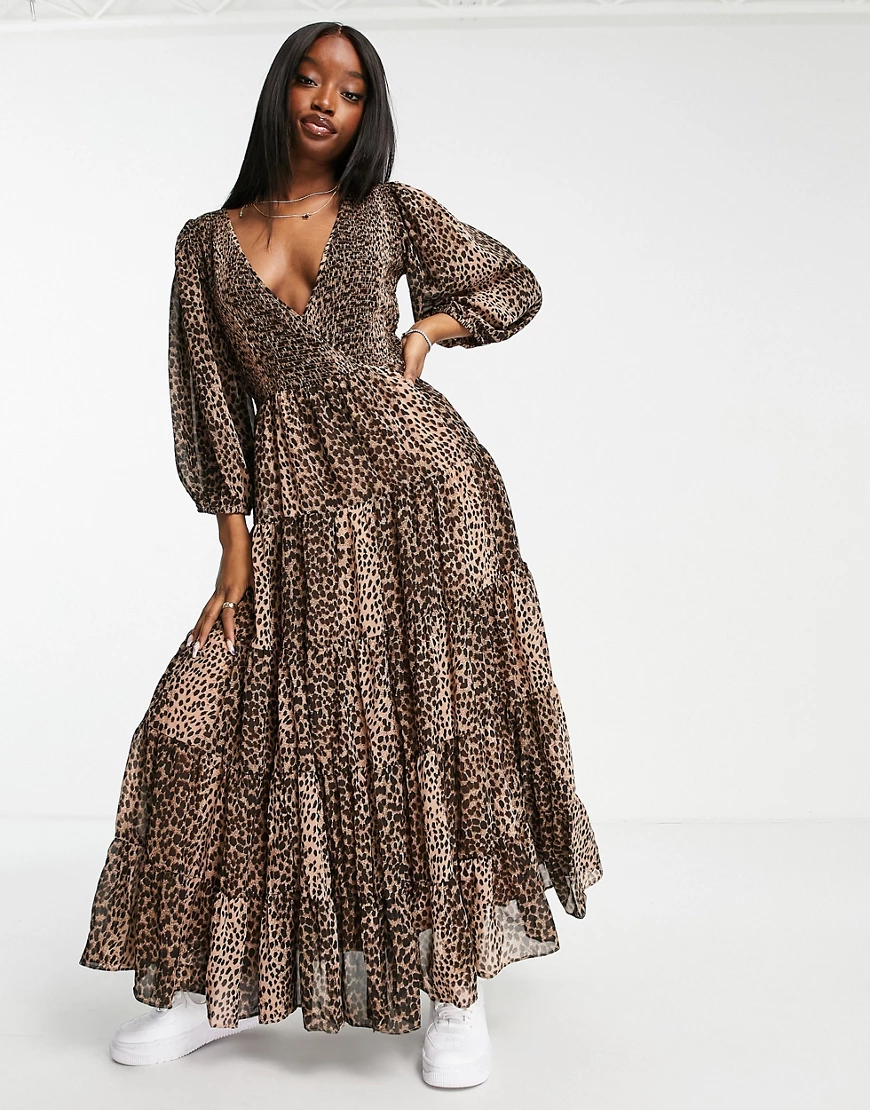 ASOS DESIGN – Maxikleid im Wickeldesign mit gestuftem Rock und Tierfellmust günstig online kaufen