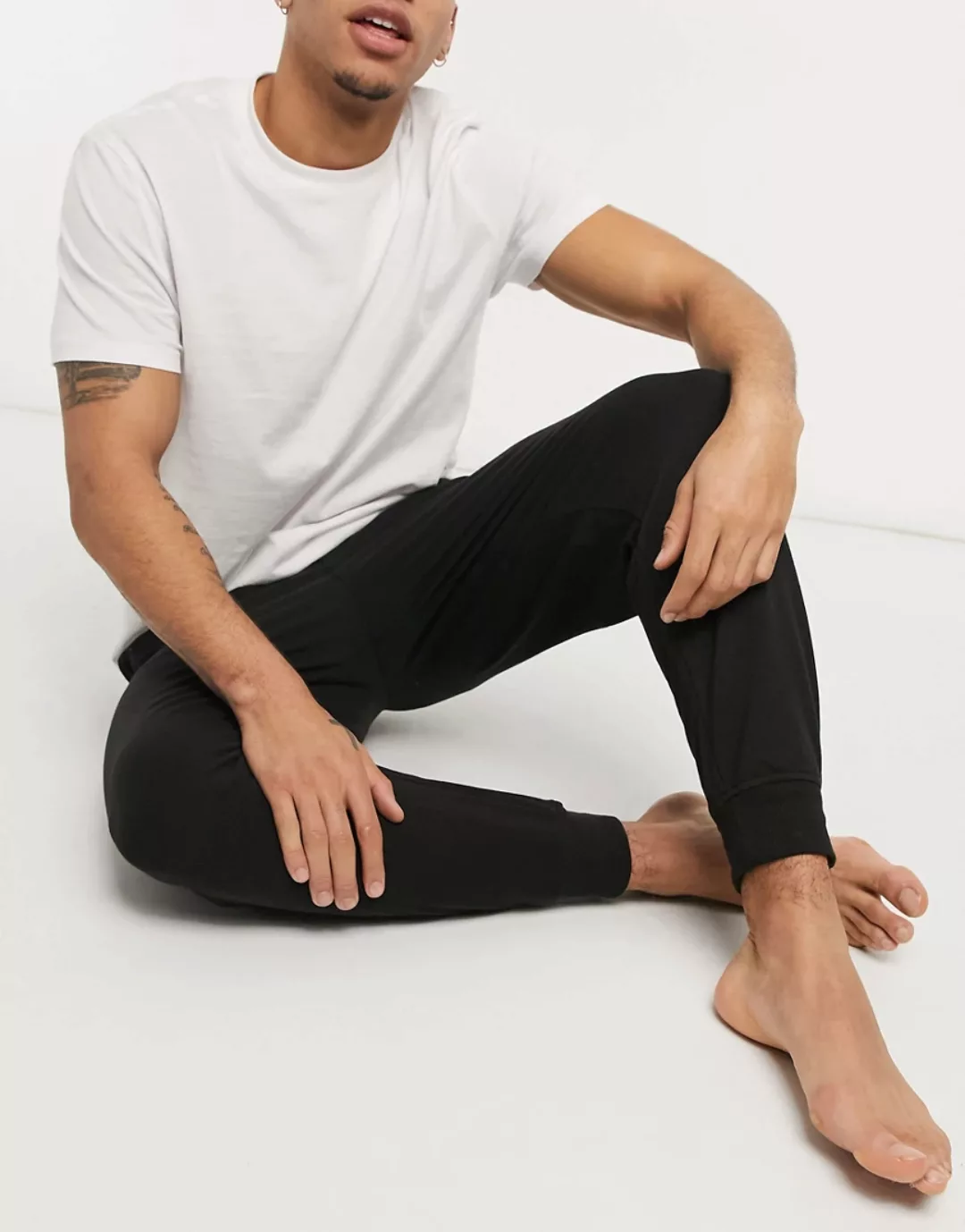 Calvin Klein – Schwarze Jogginghose mit Logo-Barcode-Bund günstig online kaufen