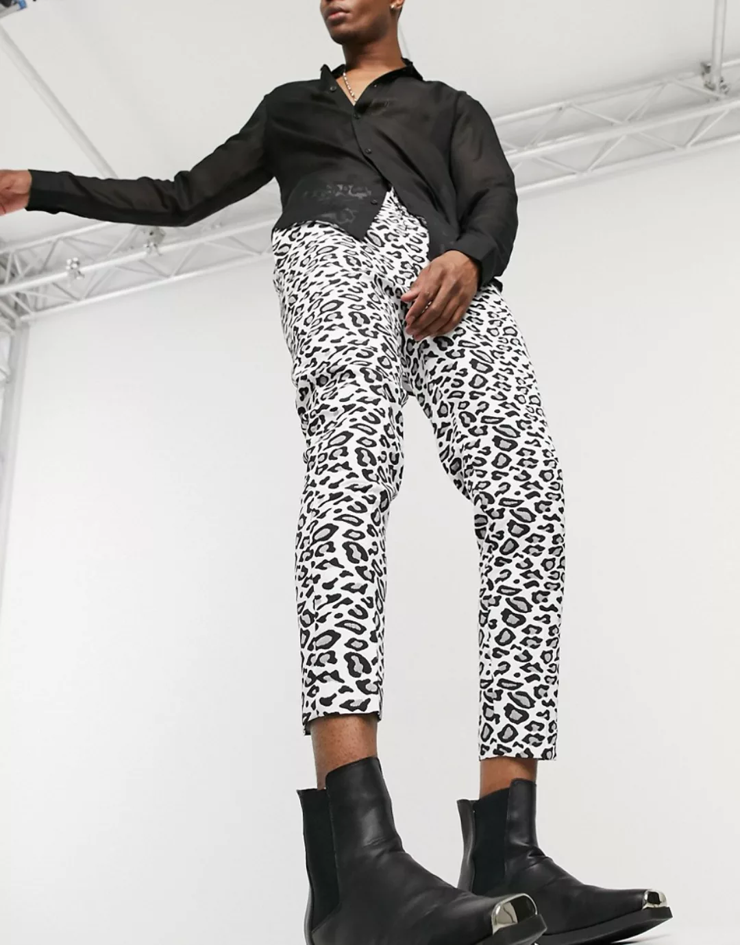 ASOS DESIGN – Schmal zulaufende Hose mit Leopardenprint-Weiß günstig online kaufen
