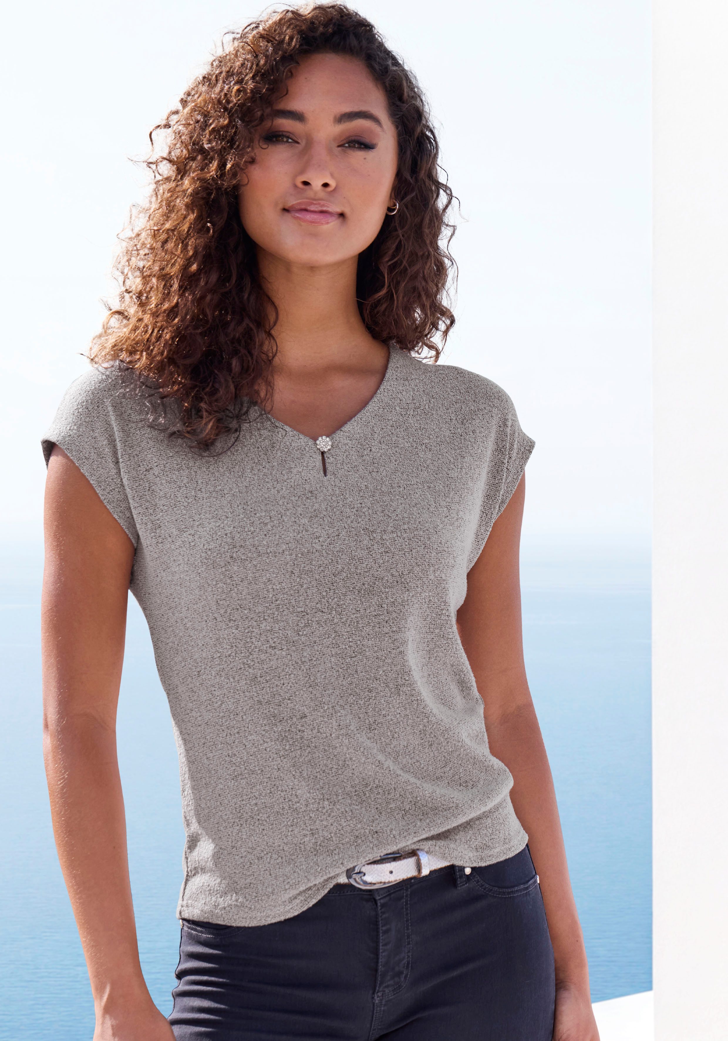 LASCANA Kurzarmshirt mit Strassknopf in Blütenform günstig online kaufen